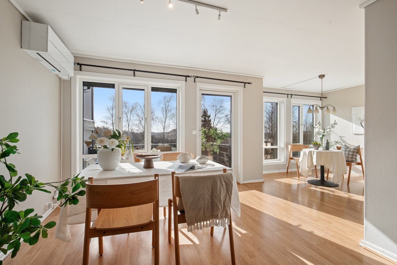 Spisestuen er plassert slik at den nyter godt av lyset fra flere vinduer. Galleribilde