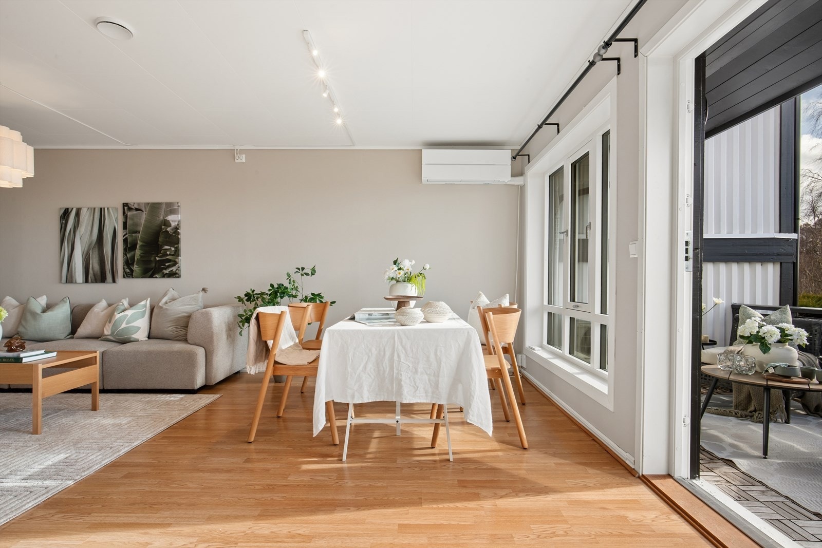 Den enkle adkomsten til balkongen gjør det lett å utvide stuen utendørs på varme dager. Galleribilde