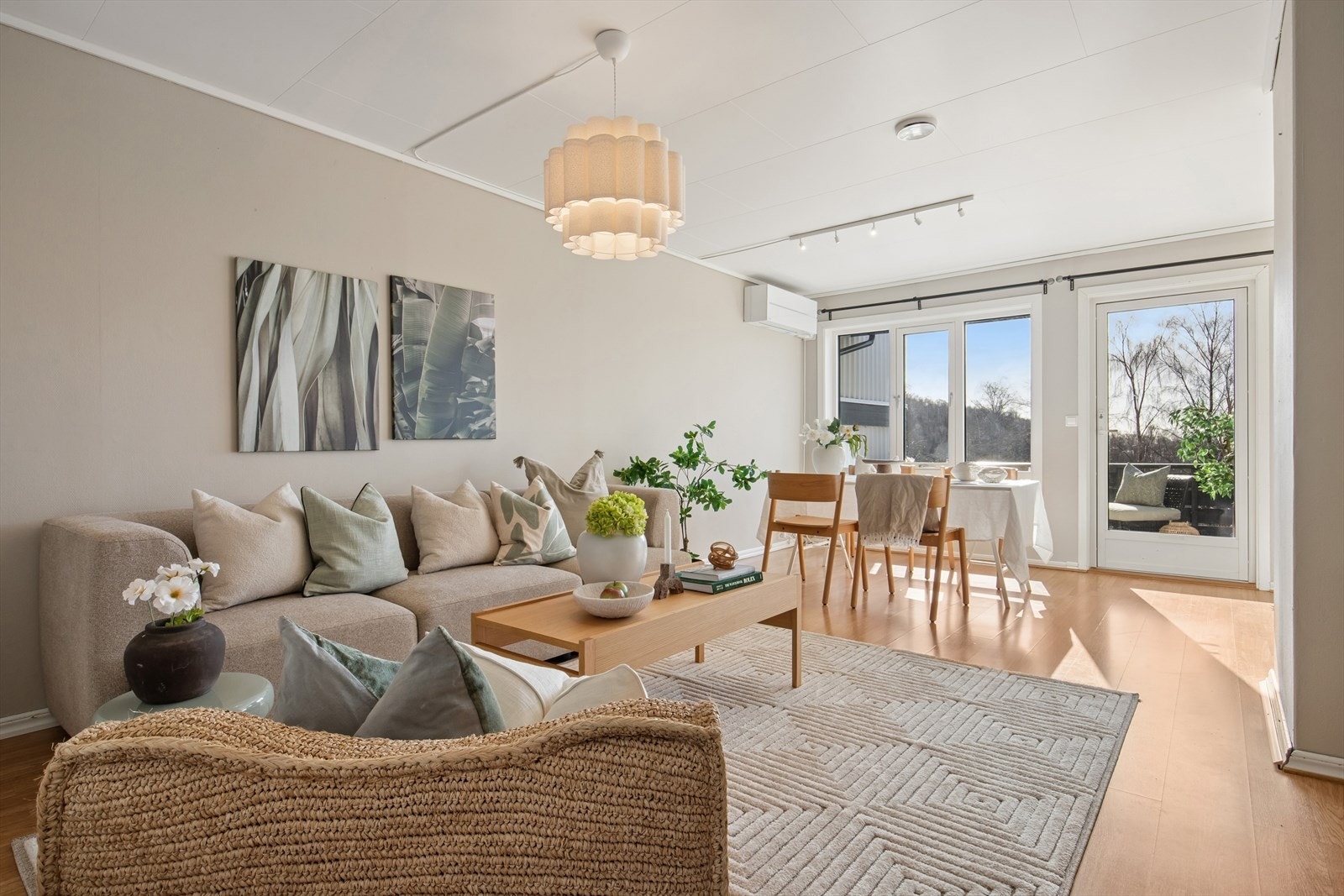 En luft-til-luft varmepumpe sørger for effektiv oppvarming og behagelig inneklima året rundt. Galleribilde