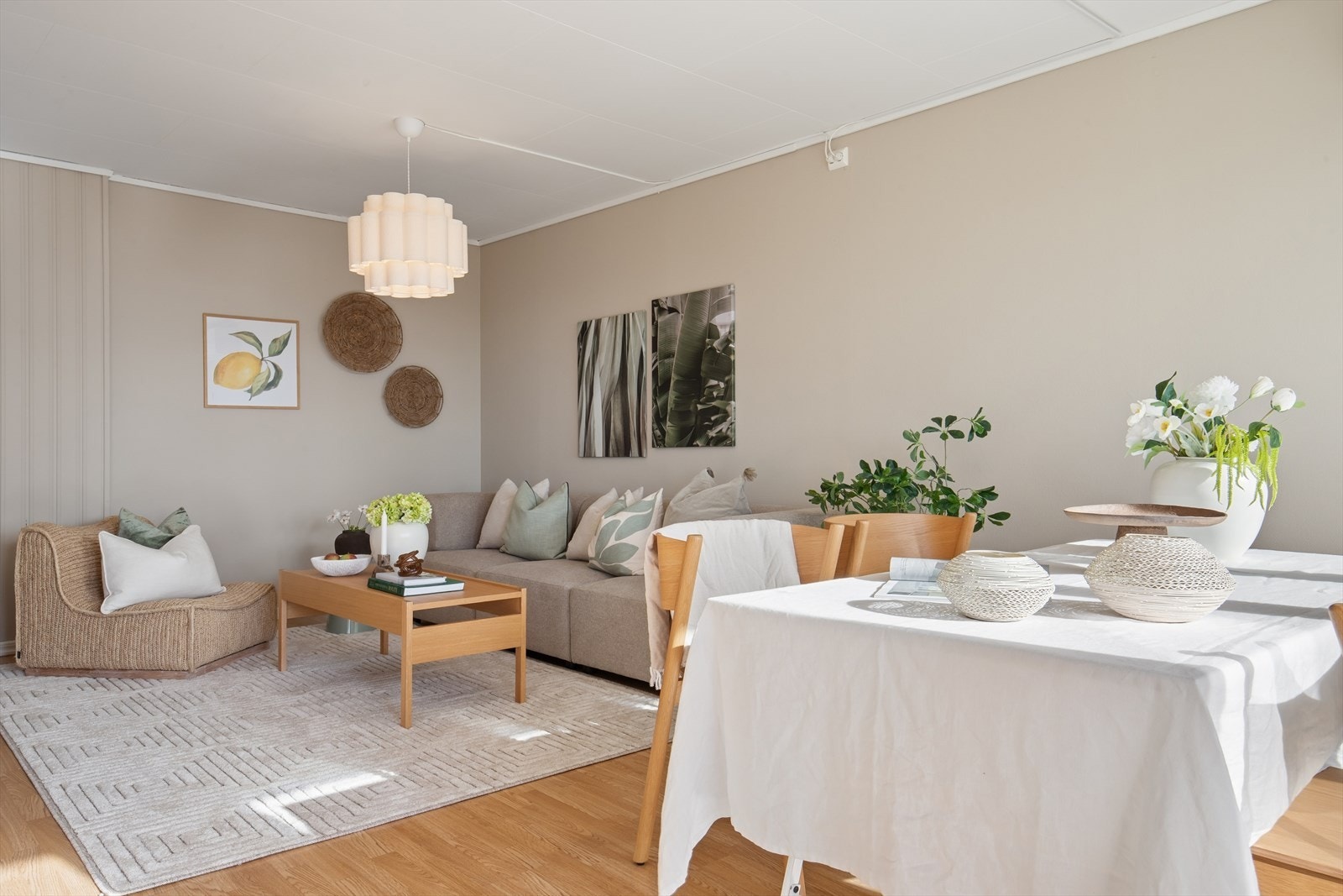 Rommet gir fleksibilitet til å skape ulike soner for samvær og avslapning. Galleribilde