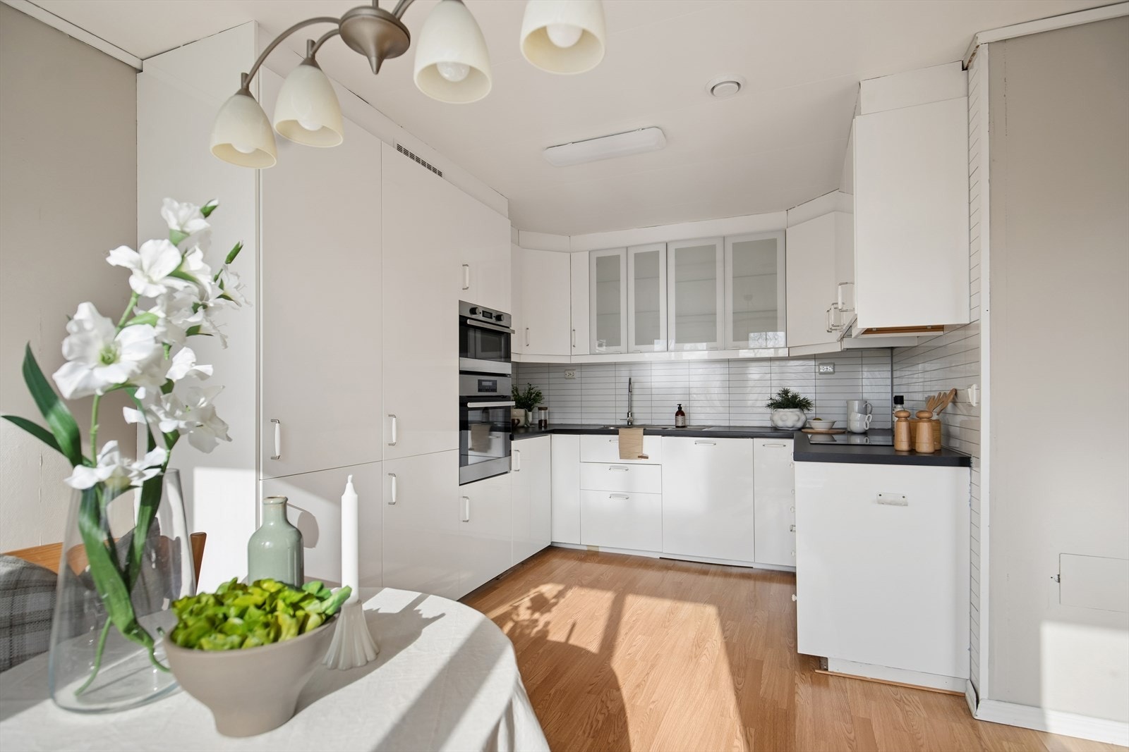 Velutstyrt kjøkken, innredning med glatte fronter og en laminat benkeplate. Det er avtrekk via mekanisk avtrekksanlegg i boenheten. God skap- og benkeplass. Kjøkkenet er innredet slik at matlagingen forenes med sosialt samvær. Galleribilde