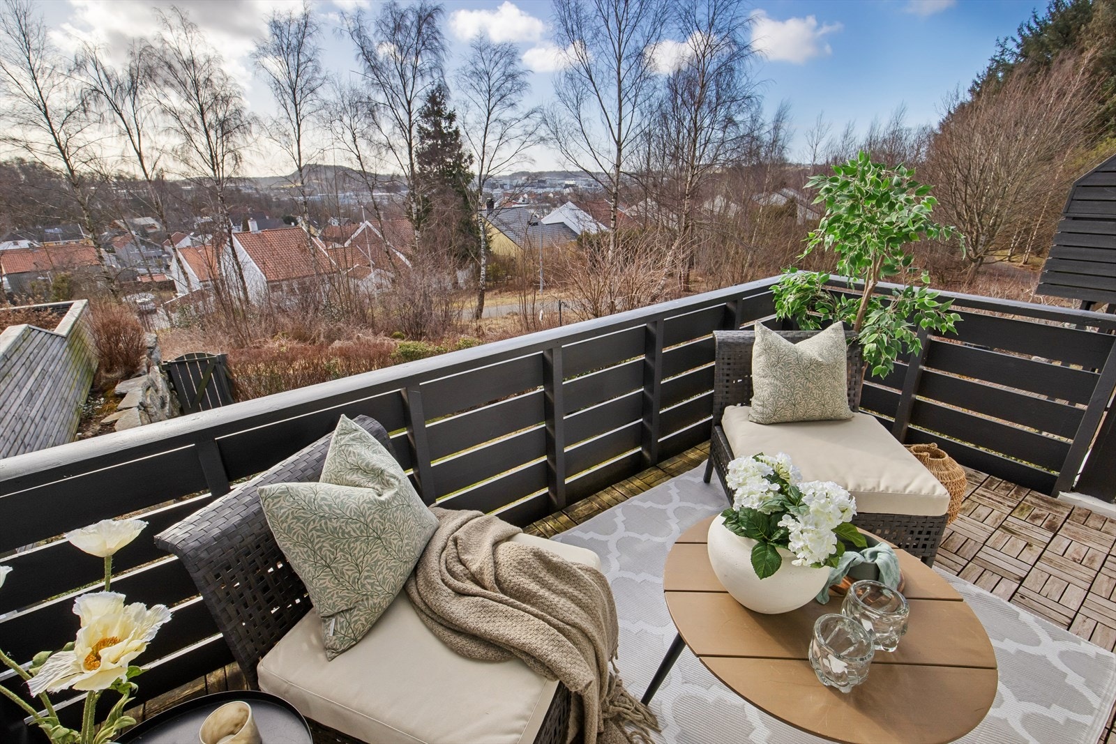 Balkongen er en fin forlengelse av stuen, med god plass til en sittegruppe. Galleribilde