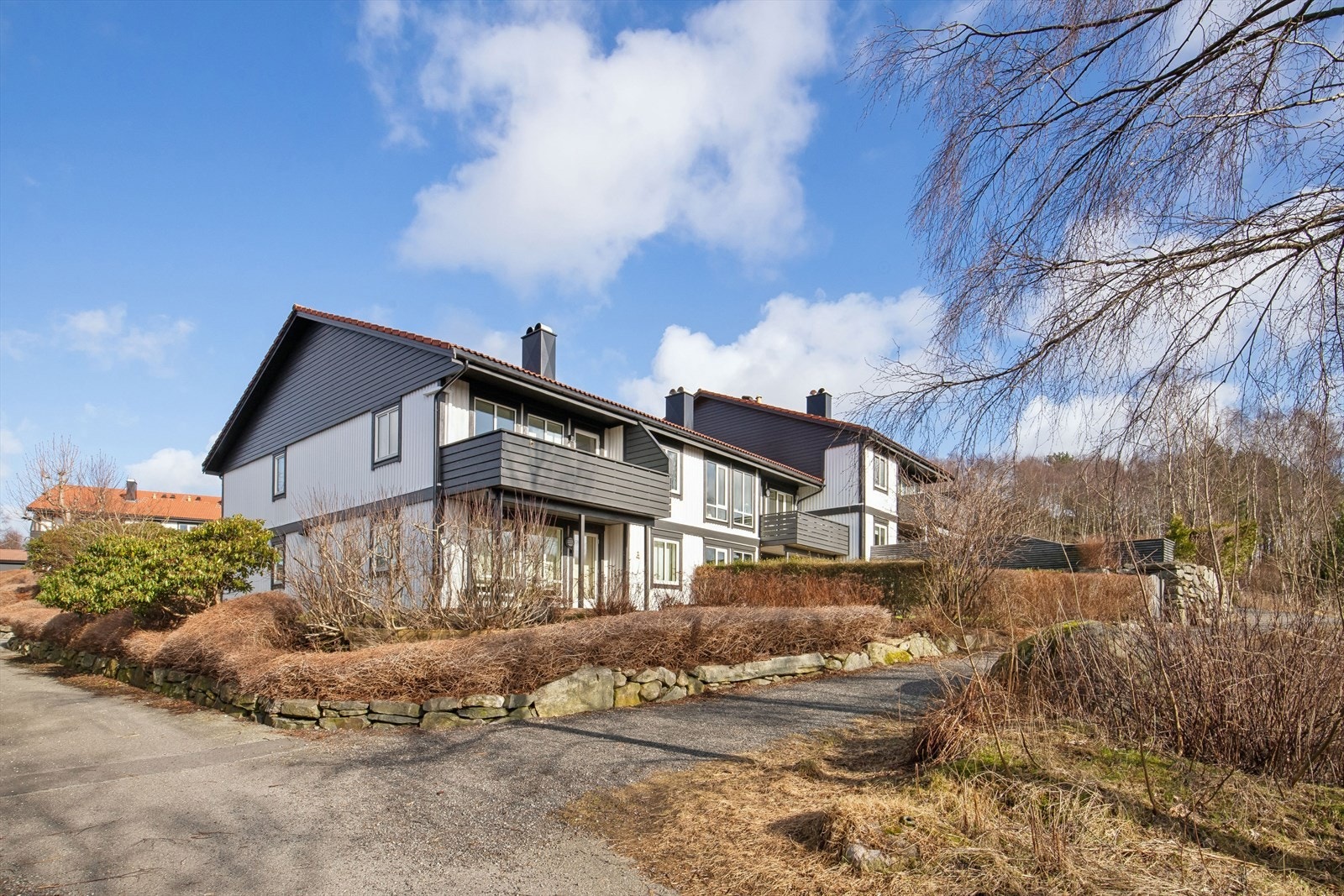 Leiligheten er en del av Borettslaget Hegreberget II, som består av 26 enheter og forvaltes av Bate - Her bor du med kort avstand til det du trenger i hverdagen! Galleribilde