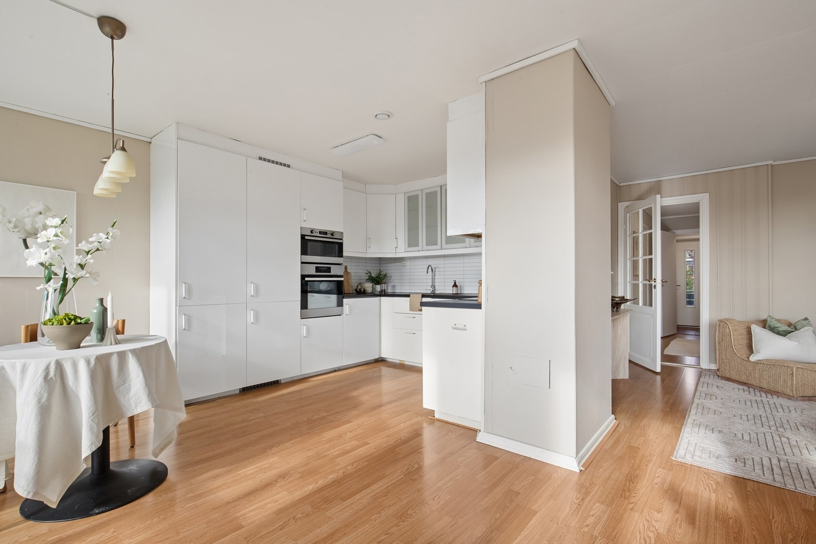 Den åpne løsningen mellom kjøkken og stue skaper et sosialt og luftig allrom. Galleribilde