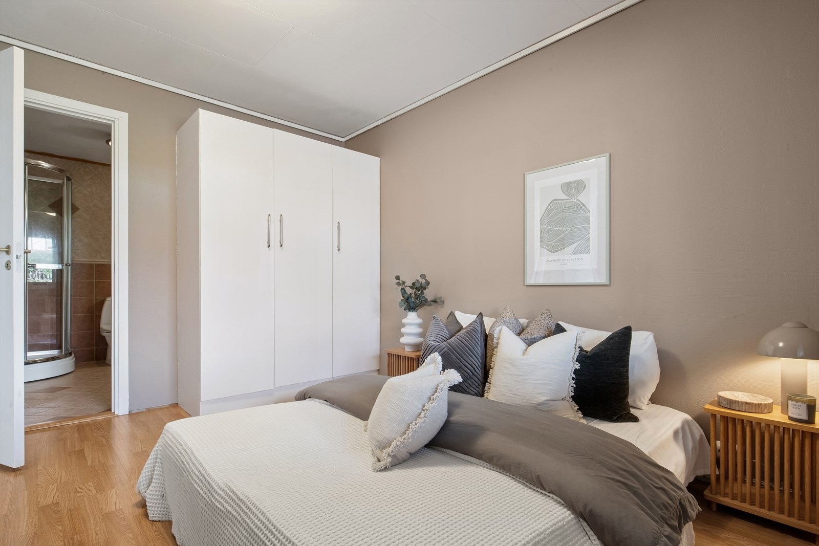 Hovedsoverommet har god plass til dobbeltseng og er utstyrt med garderobeskap. Galleribilde