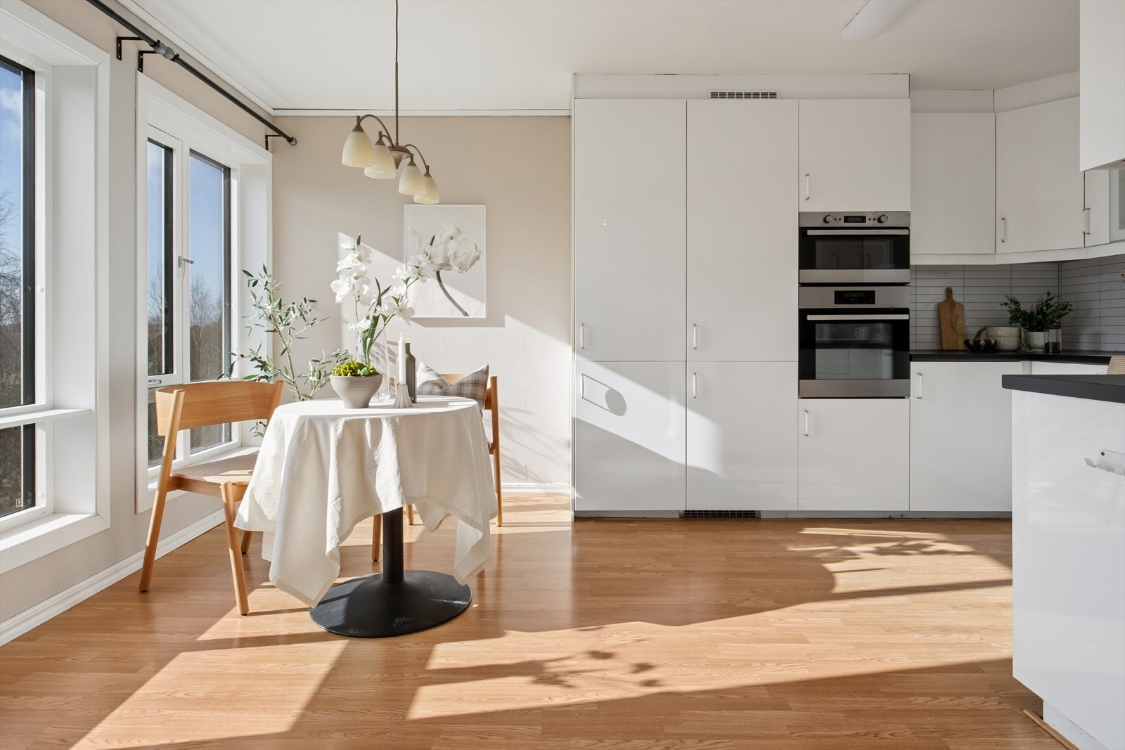 Ved kjøkkenet er det en naturlig plass for spisebordet, med godt lysinnslipp fra store vindusflater. Galleribilde