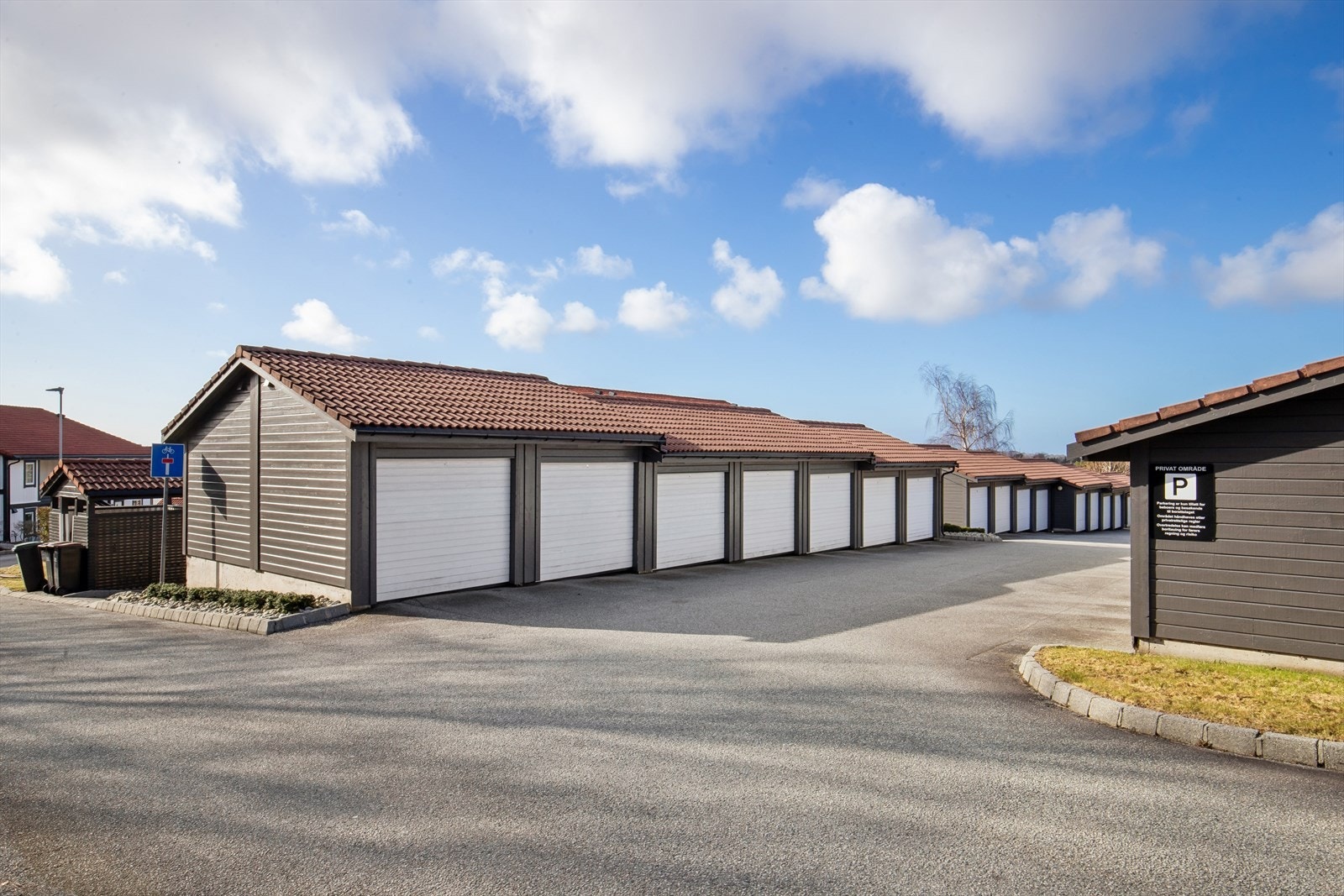 Det medfølger egen garasjeplass i felles garasjeanlegg. Anlegget har også gode gjesteparkeringsmuligheter. Garasjeanlegget er klargjort for elbillading. Kostnader til anskaffelse, installasjon og løpende bruk av lader bæres av den enkelte beboer. Galleribilde