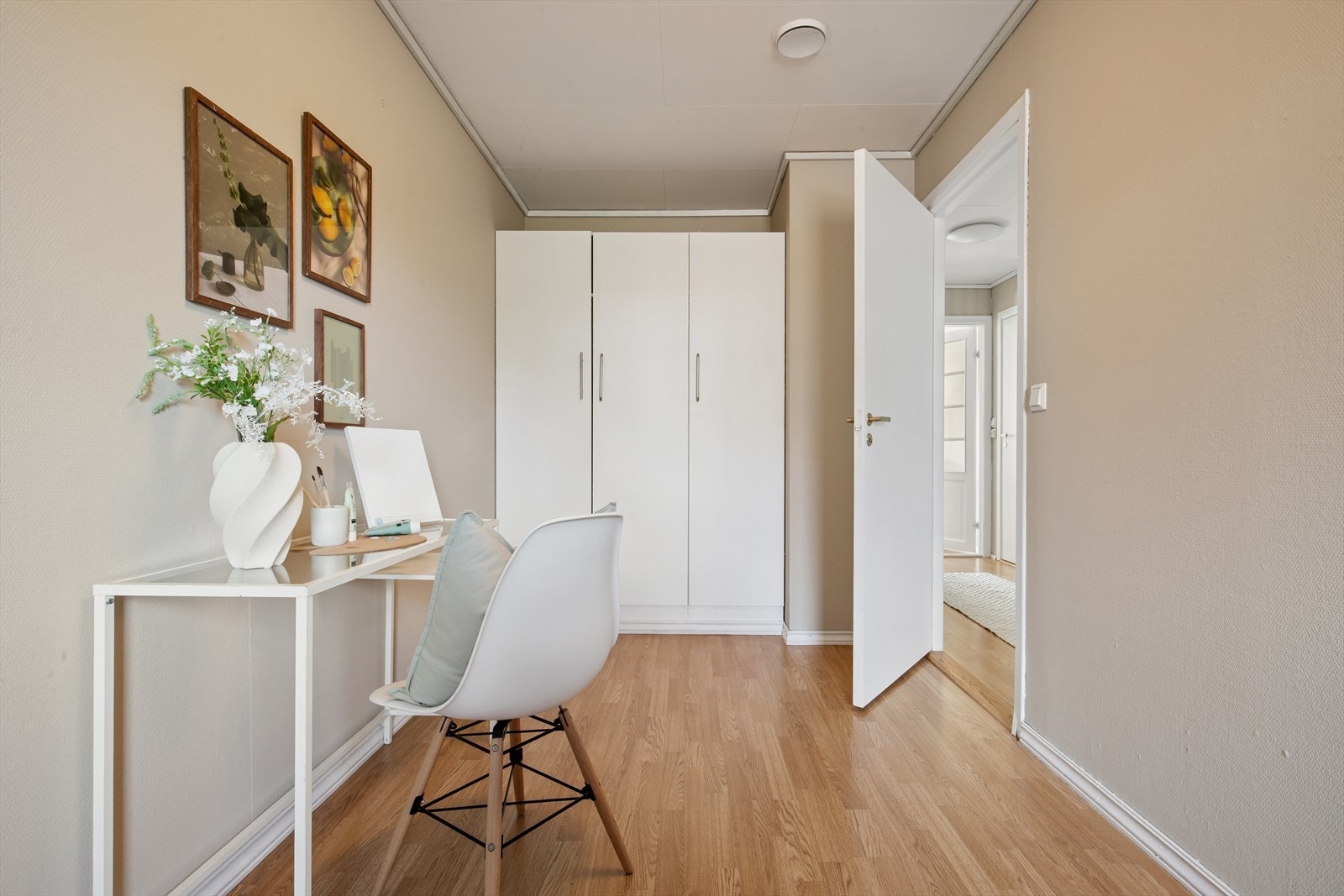 Garderobe. Galleribilde