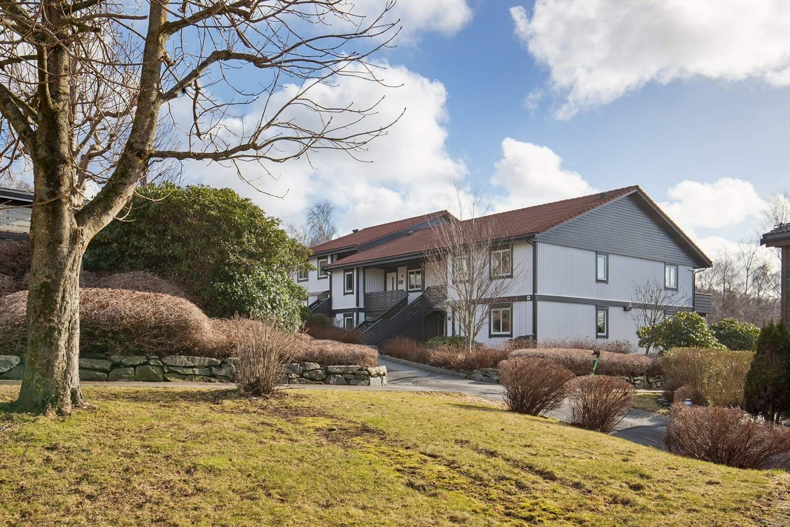 Leiligheten ligger i et etablert og rolig boligområde på Gausel, med fine grøntområder. Galleribilde