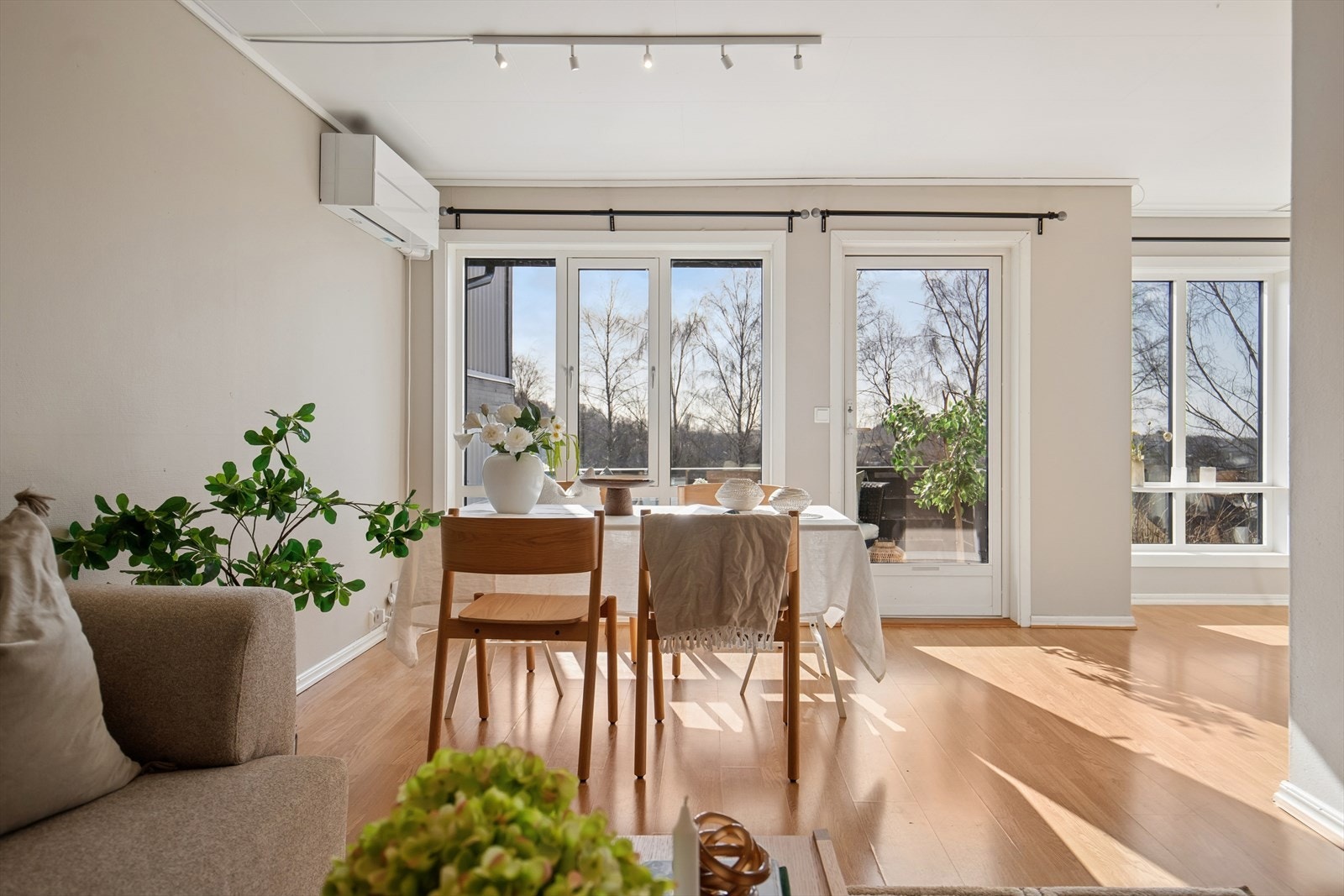 Utgang til en skjermet og hyggelig balkong. Galleribilde