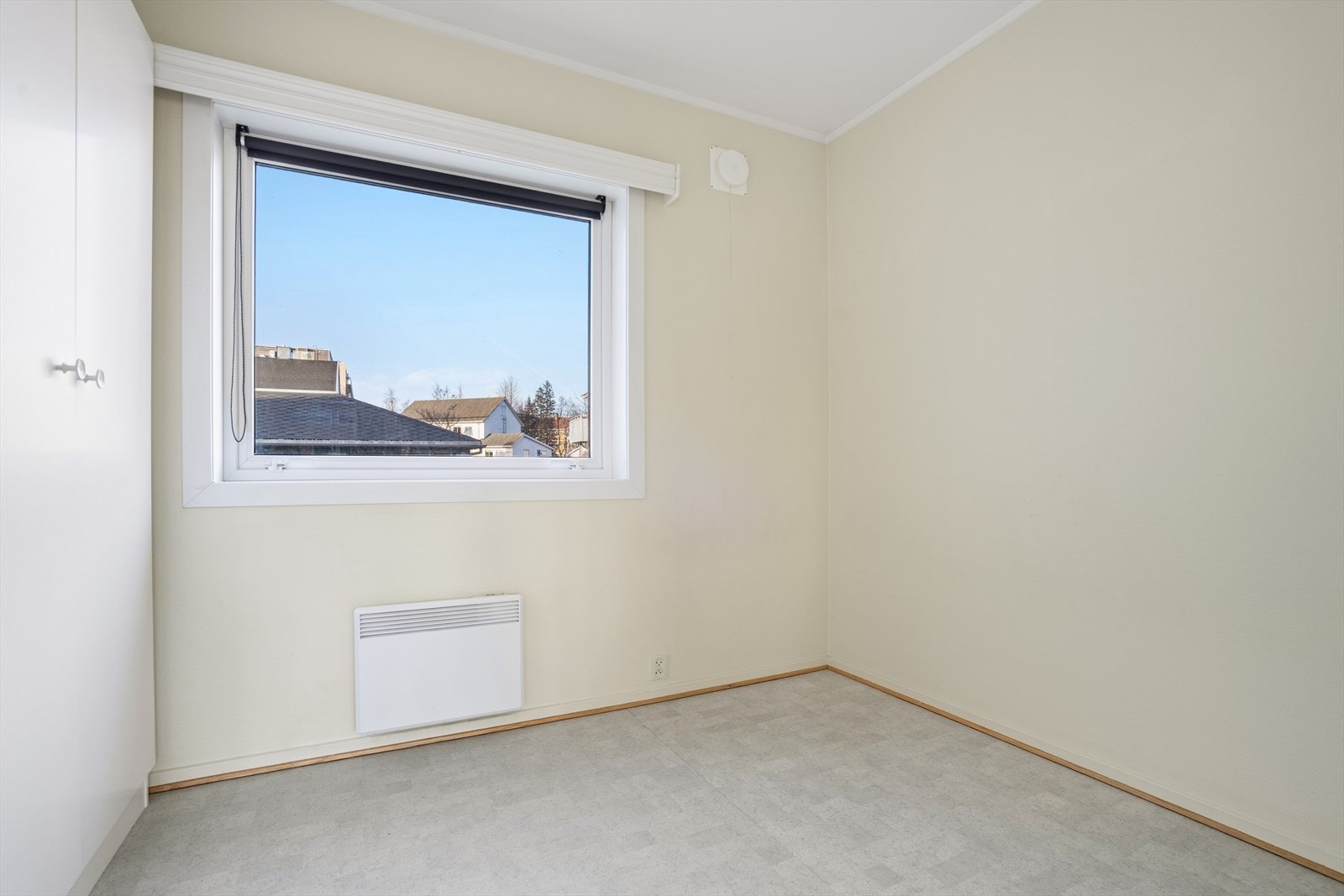 Soverom 2 liggende like innefor stue/soverom 1. Galleribilde