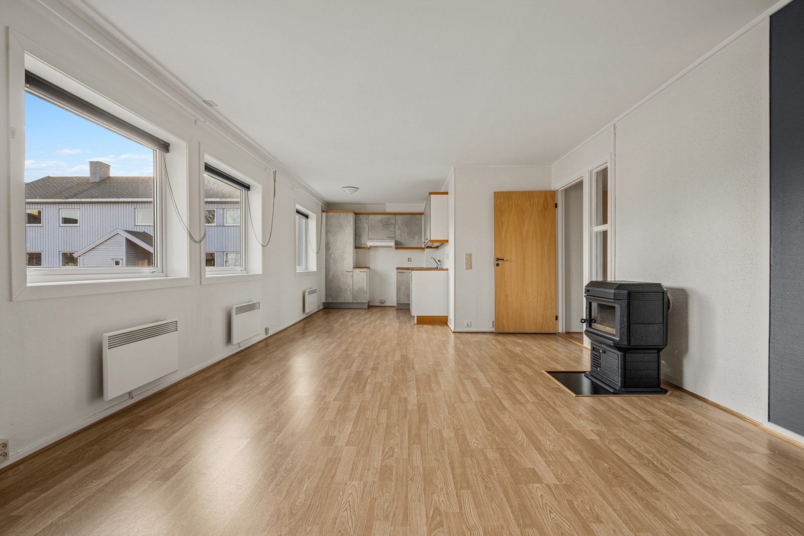 Leiligheten er oppvarmet av vedovn og elektrisk. Panelovnene medfølger handelen. Galleribilde