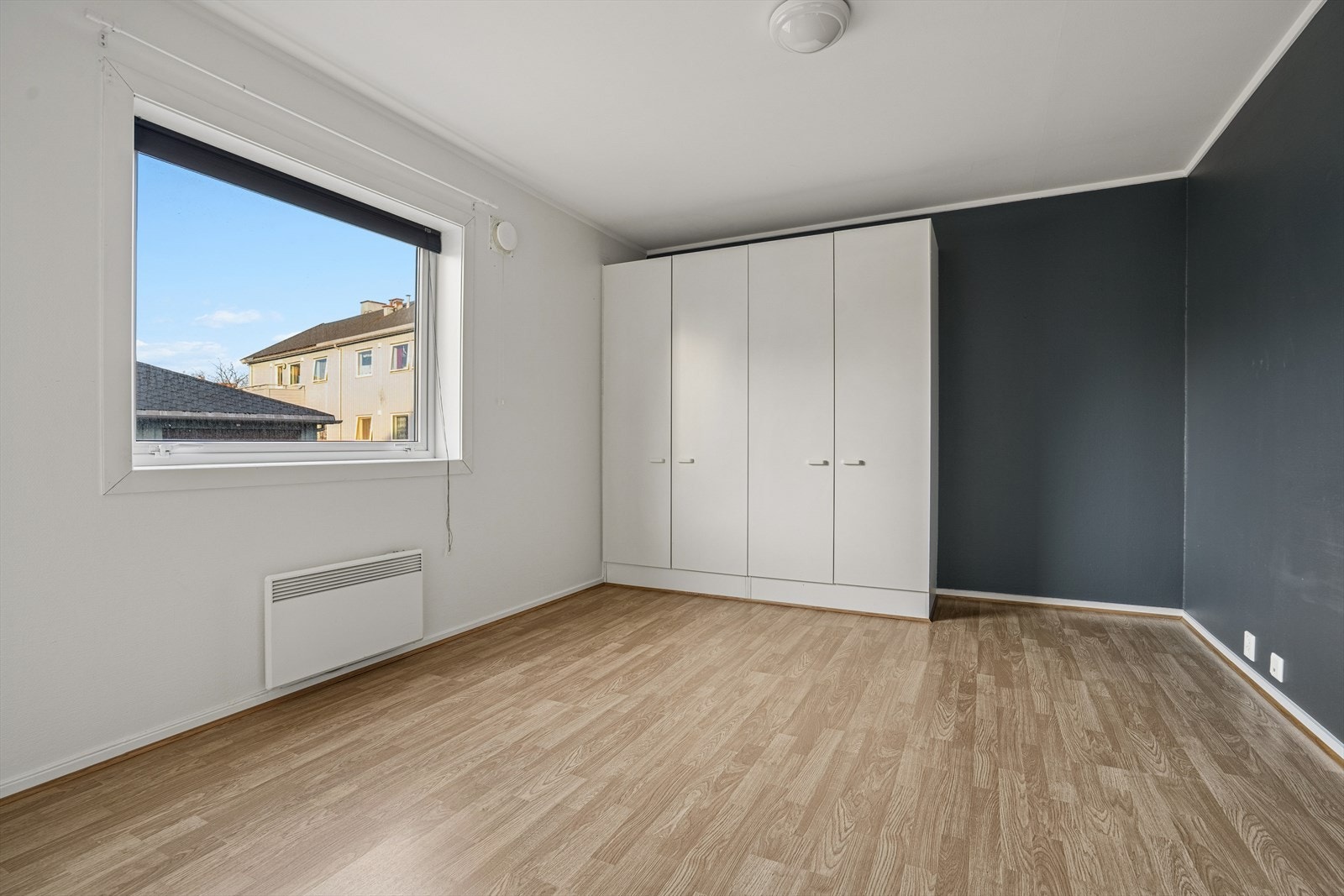 God plass til stor seng, nattbord og garderobeløsning. Galleribilde