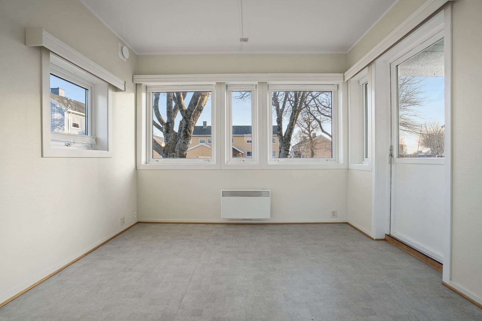 Stue/soverom 1 med utgang til lun veranda. Galleribilde