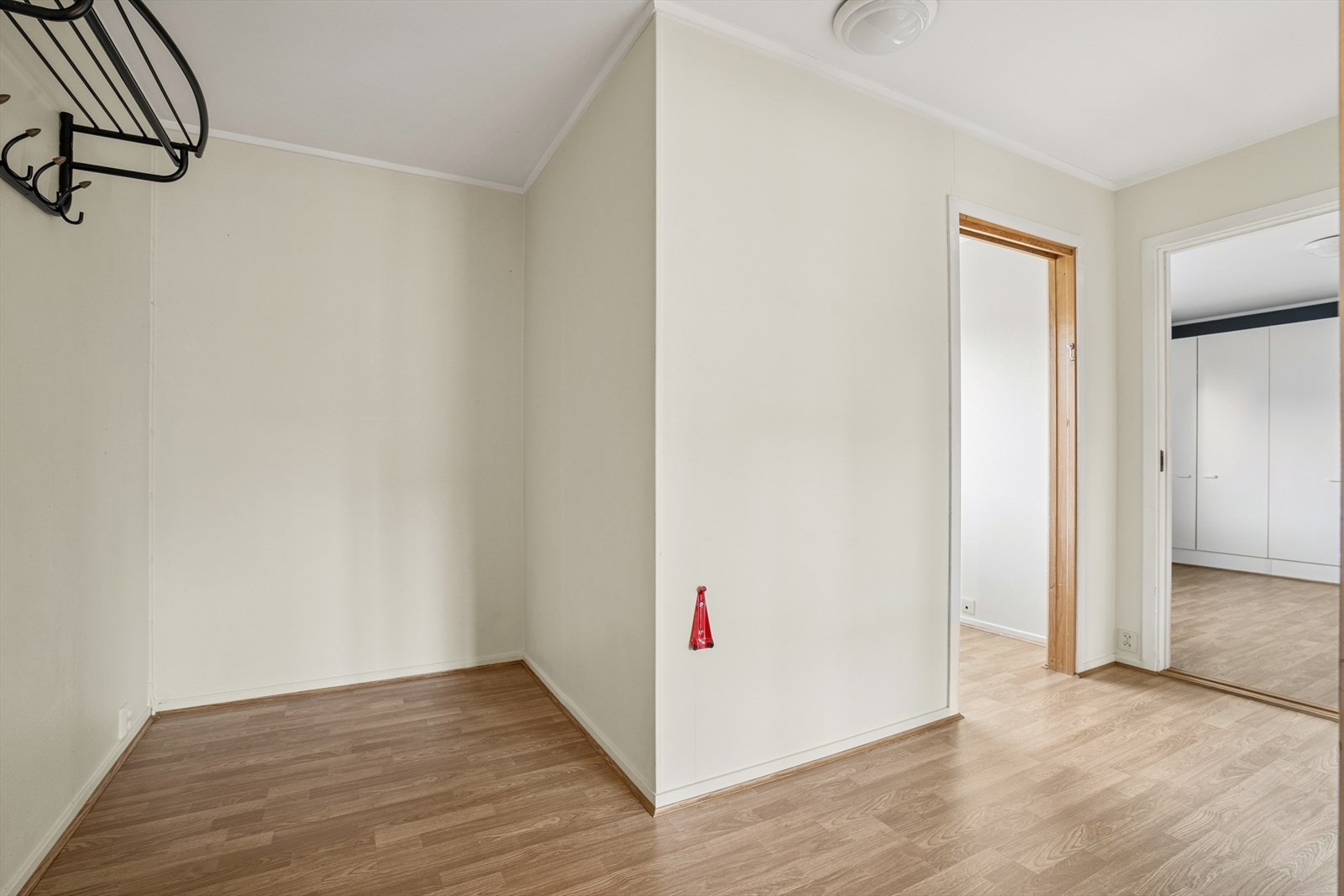 Gangparti med mye rom for lagring og skapløsning for yttertøy. Galleribilde