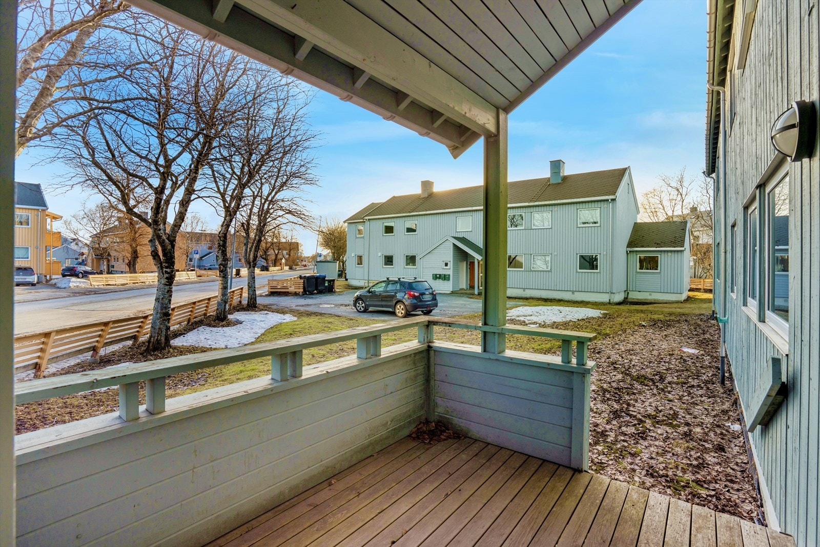 Verandaen er overbygget og har skjermet rekkverk. Egen nedgang til sameiets hage. Galleribilde