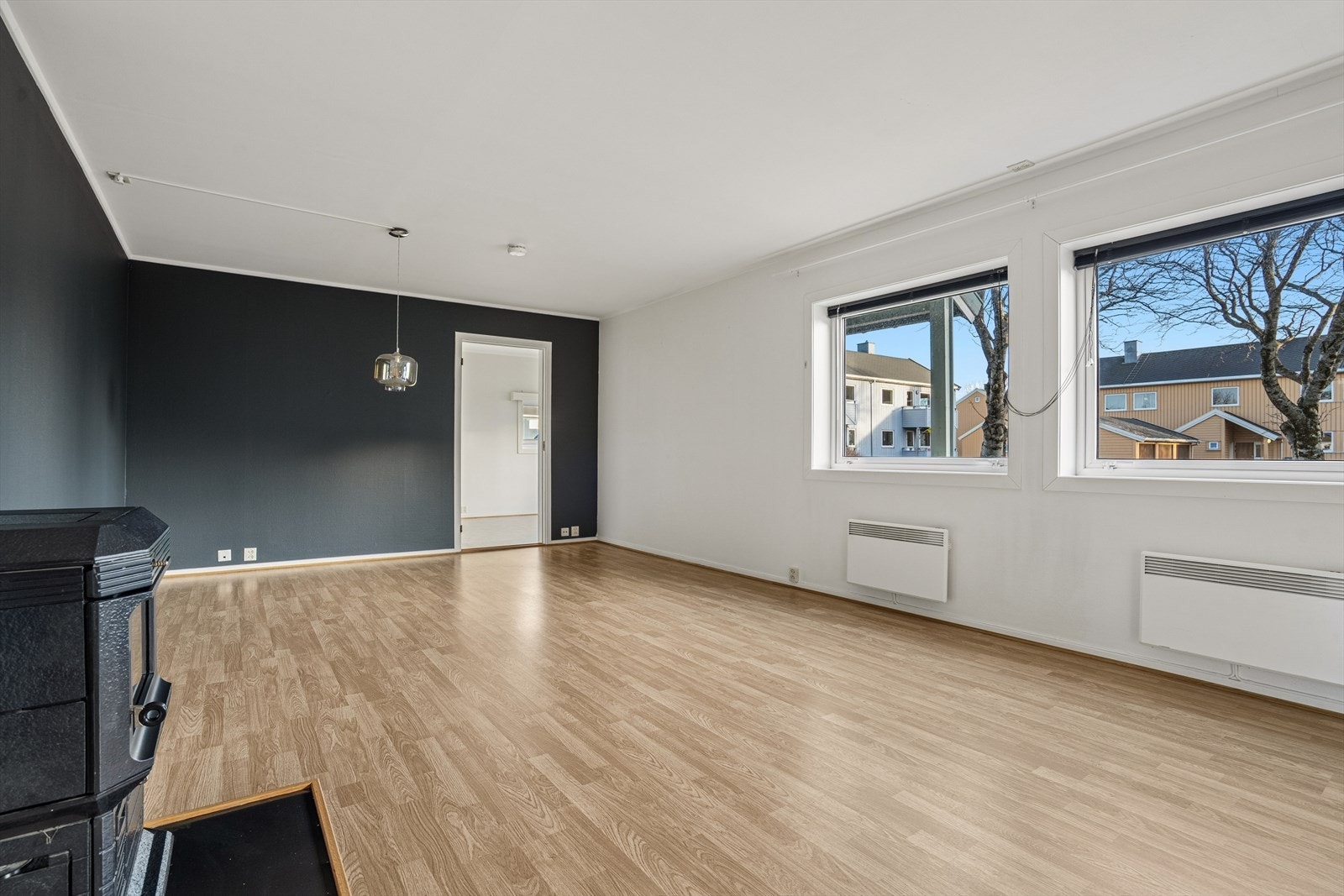 Nyere laminatgulv på stue/kjøkken, gang og soverom 3/hovedsoverom. Galleribilde