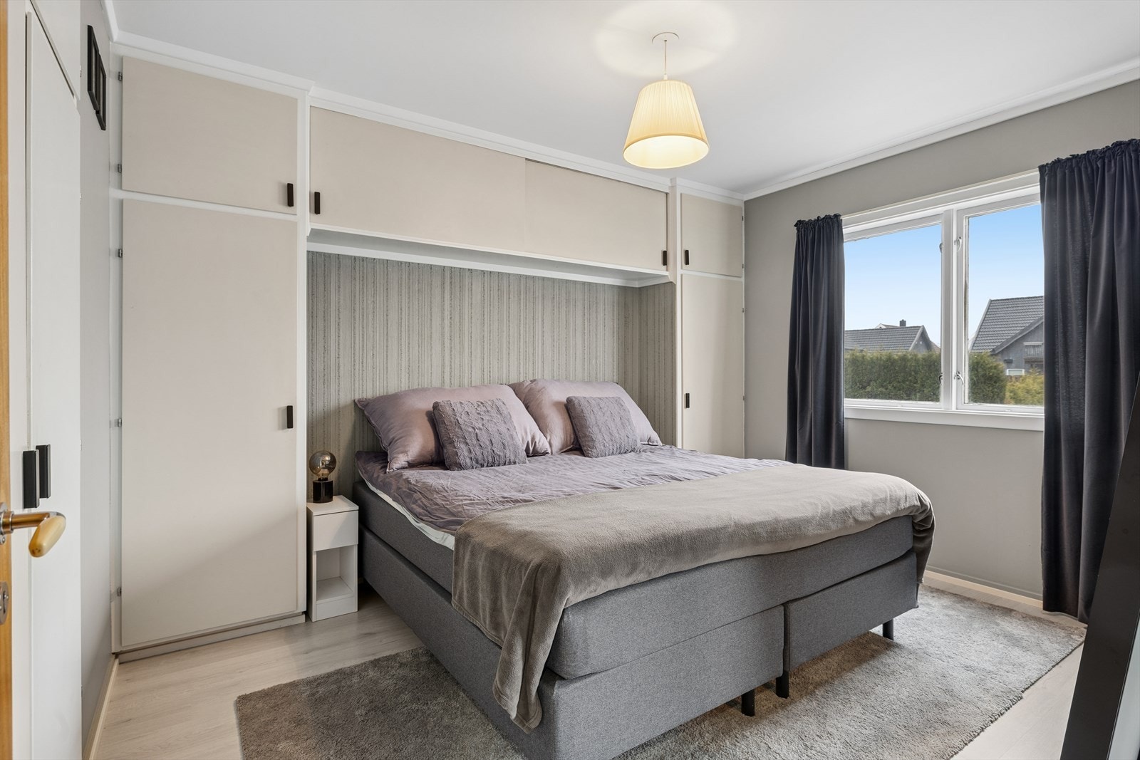 Et innbydende soverom med lys atmosfære og plassbygde garderobeskap. Galleribilde