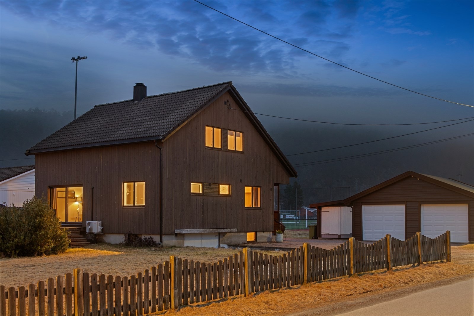 Velkommen til Hortemo Ringveg 48 - En innholdsrik enebolig over tre plan med romslig uteområde /Foto v/David Maloney Galleribilde
