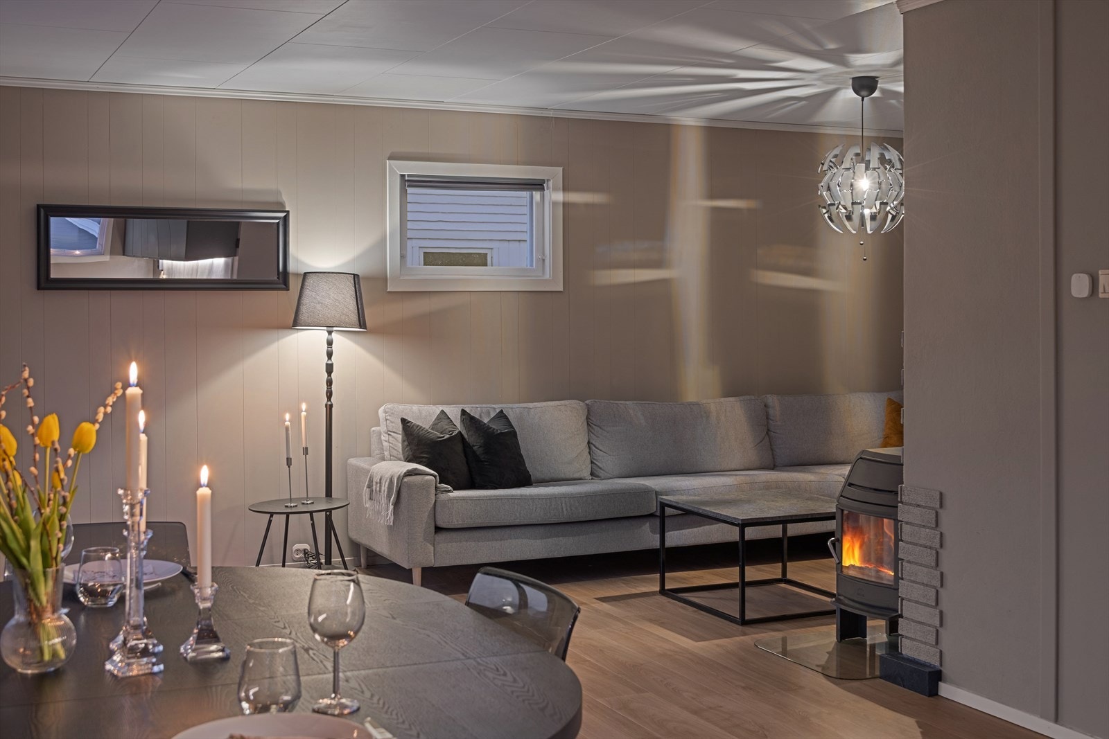 Det er også peis i stuen som gir ekstra komfort. Galleribilde