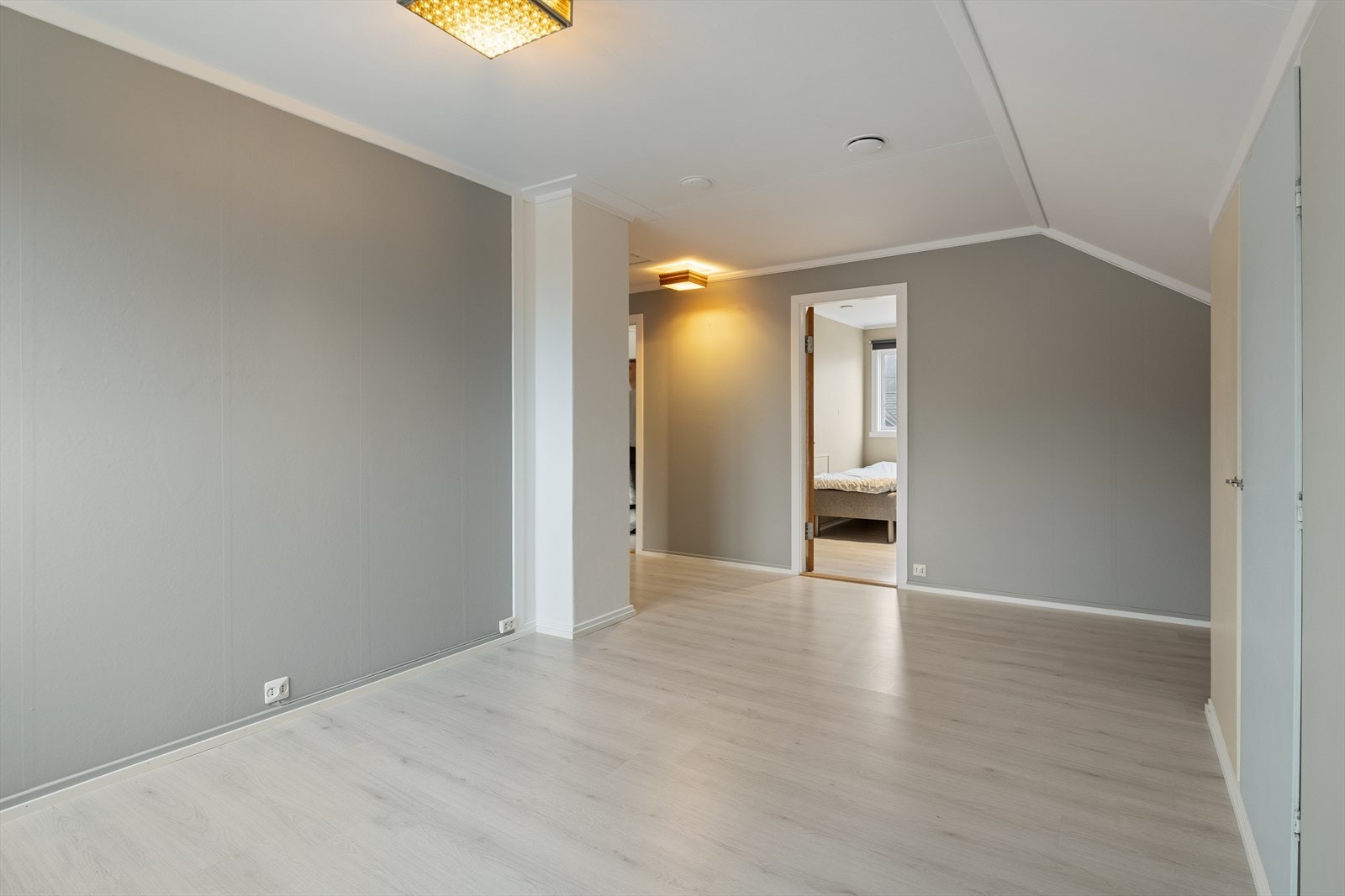 Luftig rom i loftetasjen utenfor soverommene. Galleribilde