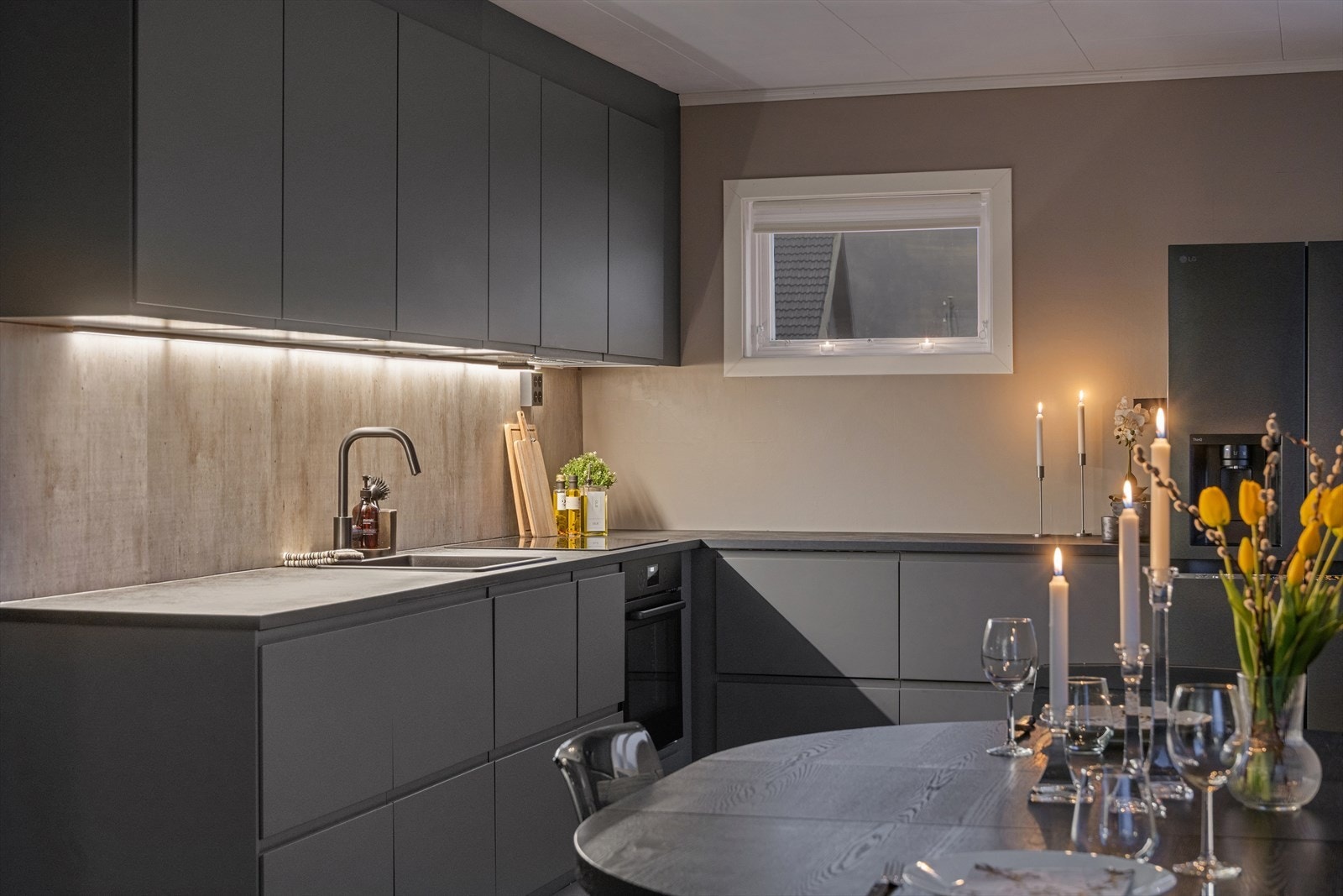 Den åpne layouten gir god flyt mellom matlaging og oppholdssone. Galleribilde