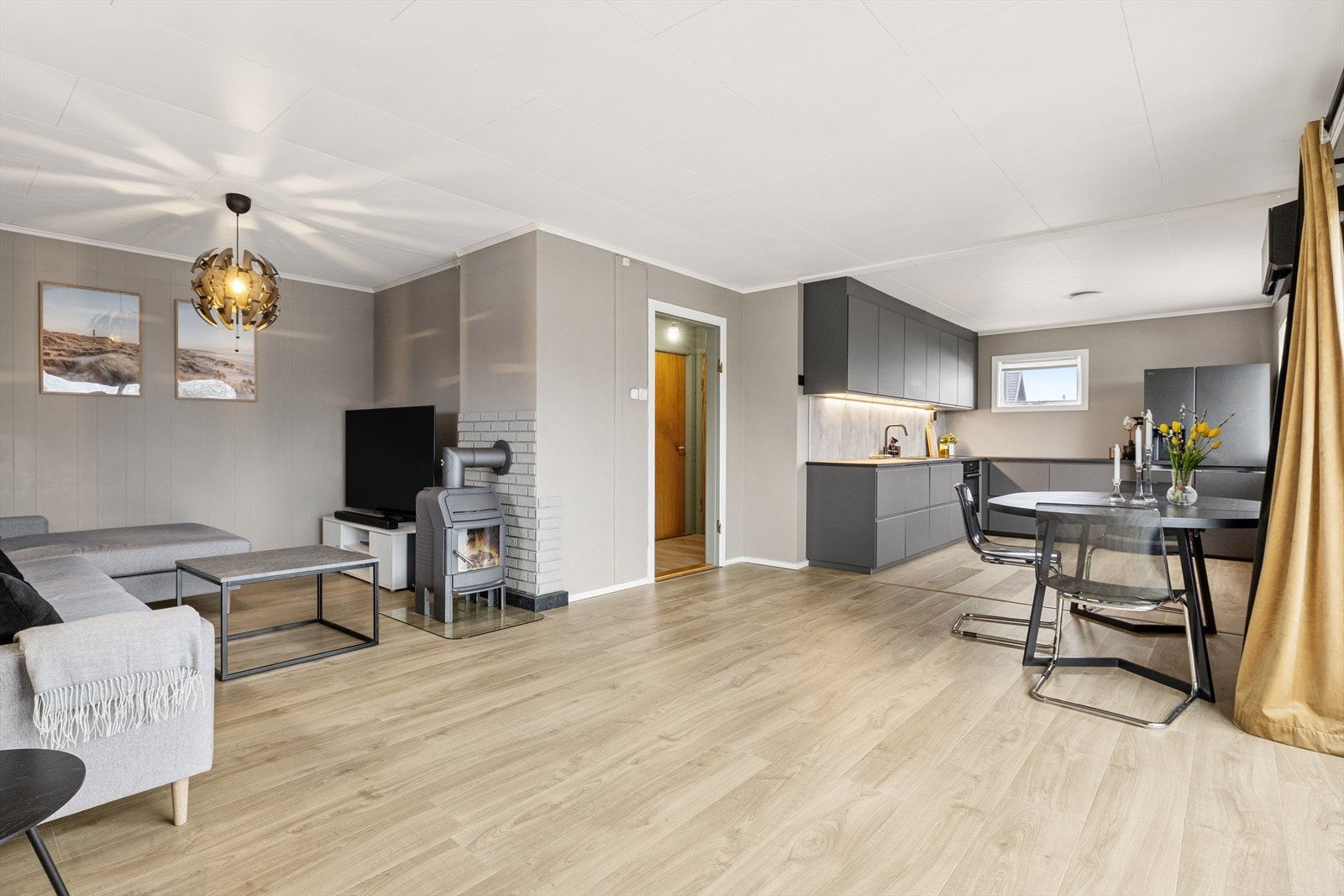 Gulvene i denne etasjen er lagt med laminat fra perioden 2020-2025 og veggene er stort sett malt opp i nyere tid. Galleribilde