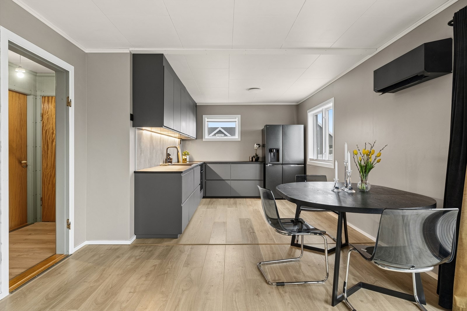 Mellom stuen og kjøkkenet er det installert en varmepumpe som gir godt med varme på vinteren. Galleribilde