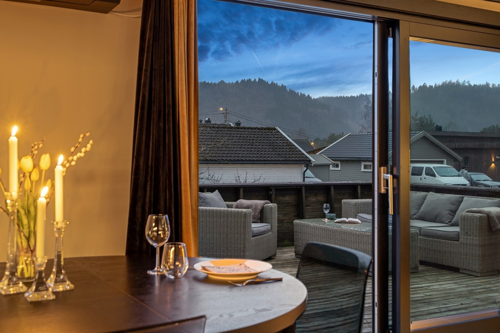 Store vindusflater og skyvedør ut til terrassen gir rommet en lys og luftig atmosfære. Galleribilde