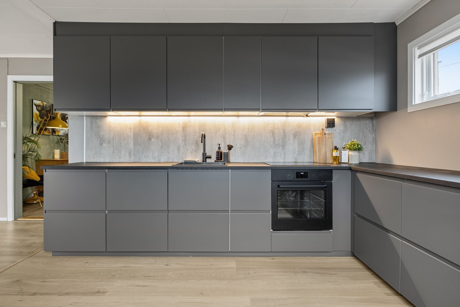 Det er god oppbevaringsplass i både over og underskap. Galleribilde