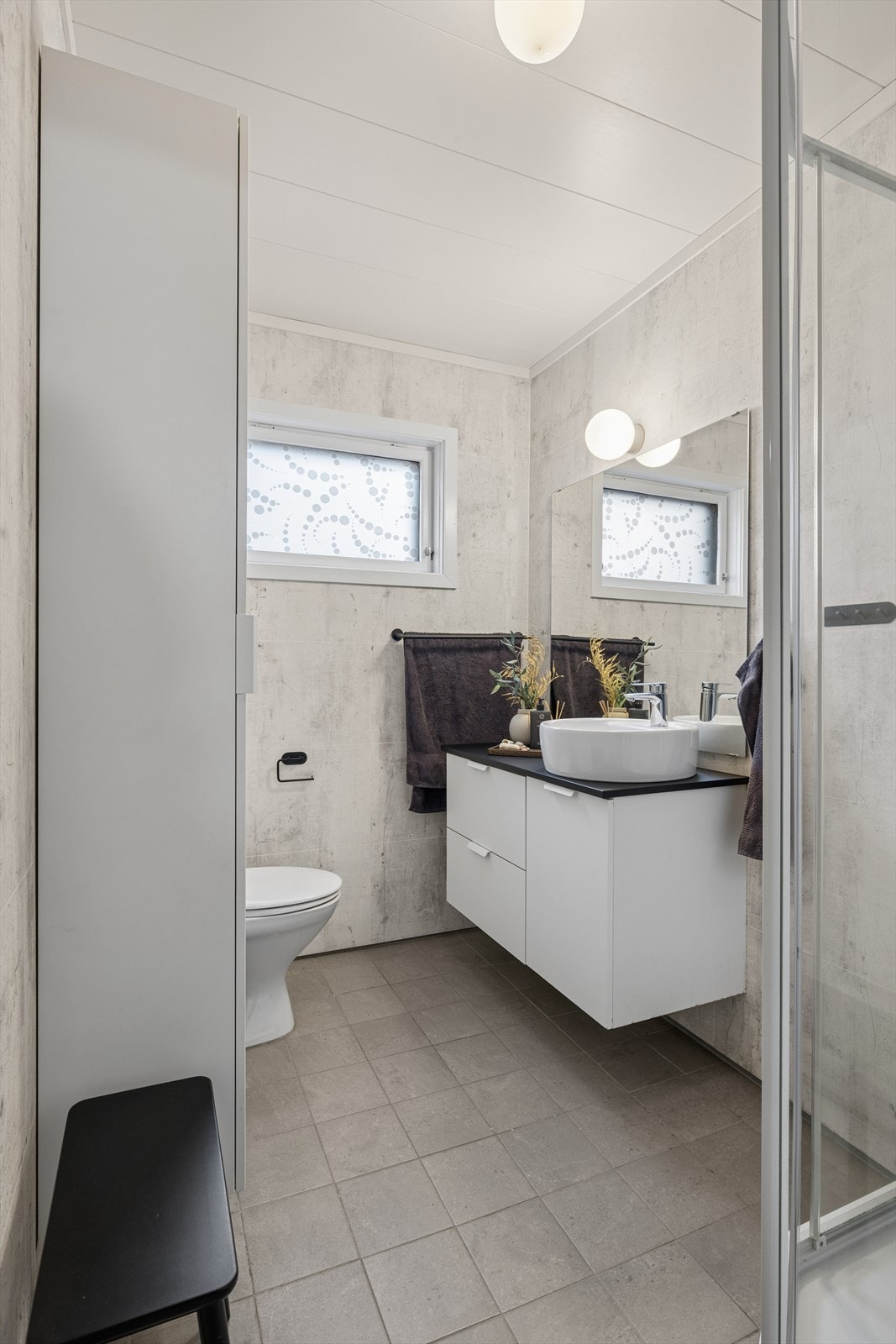 Pent og oppgradert bad med fliser på gulv og våtromsplater på vegger - arbeid utført sommeren 2020 Galleribilde