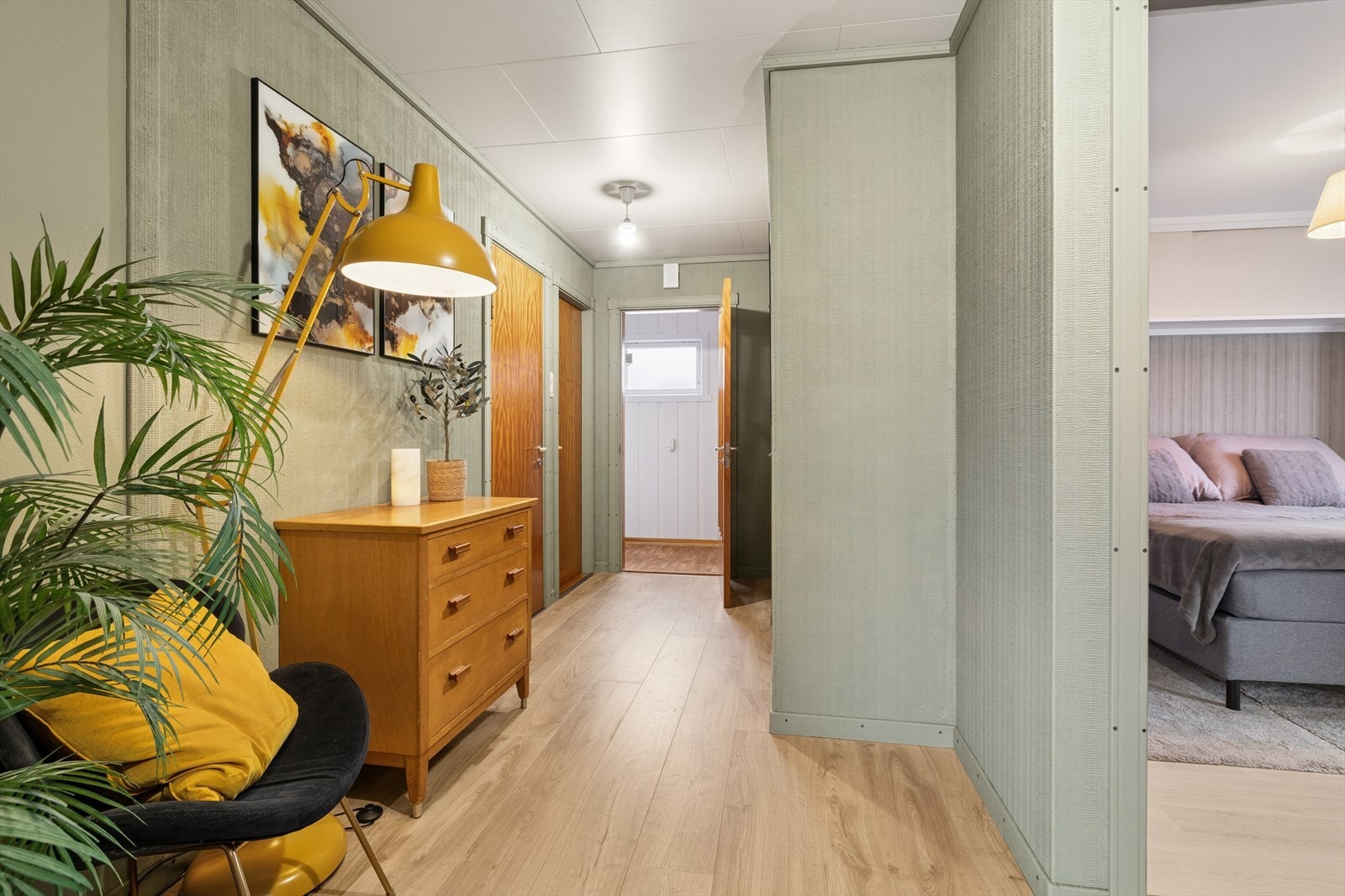 I gangen finner man både bad, soverom, vaskerom og trappegang til over og underetasjen. Galleribilde