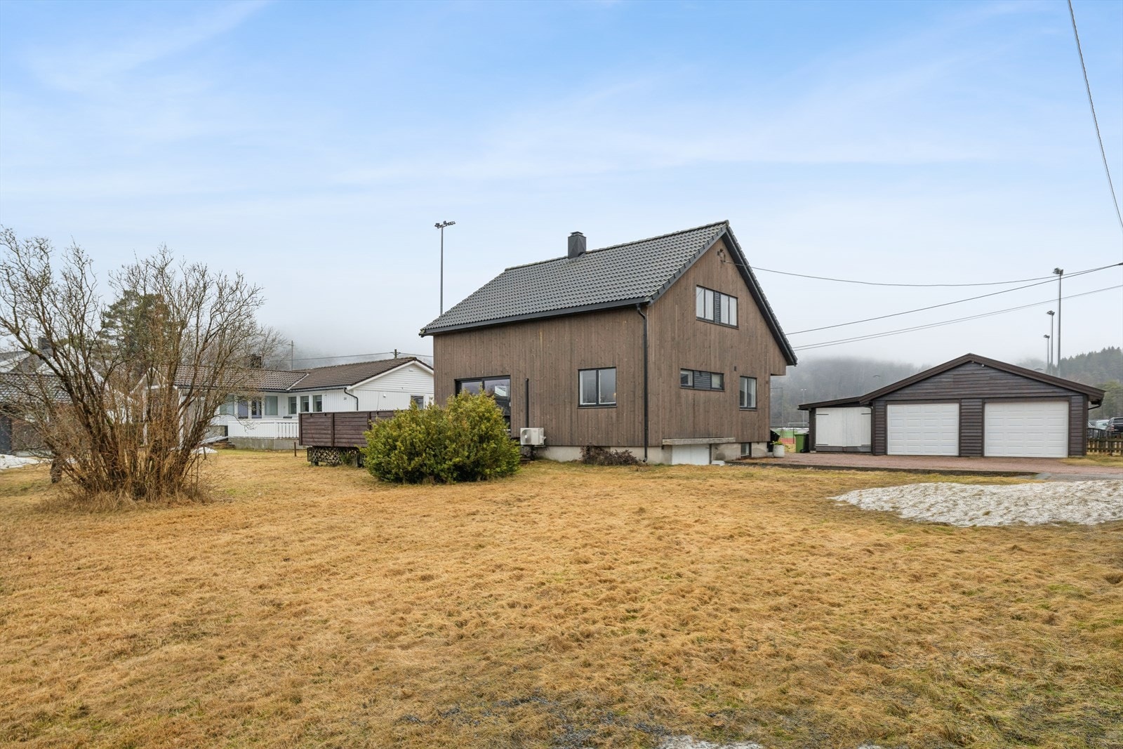 Romslig tomt på over 1 mål med gode parkeringsmuligheter i garasjer og plen for de små. Galleribilde