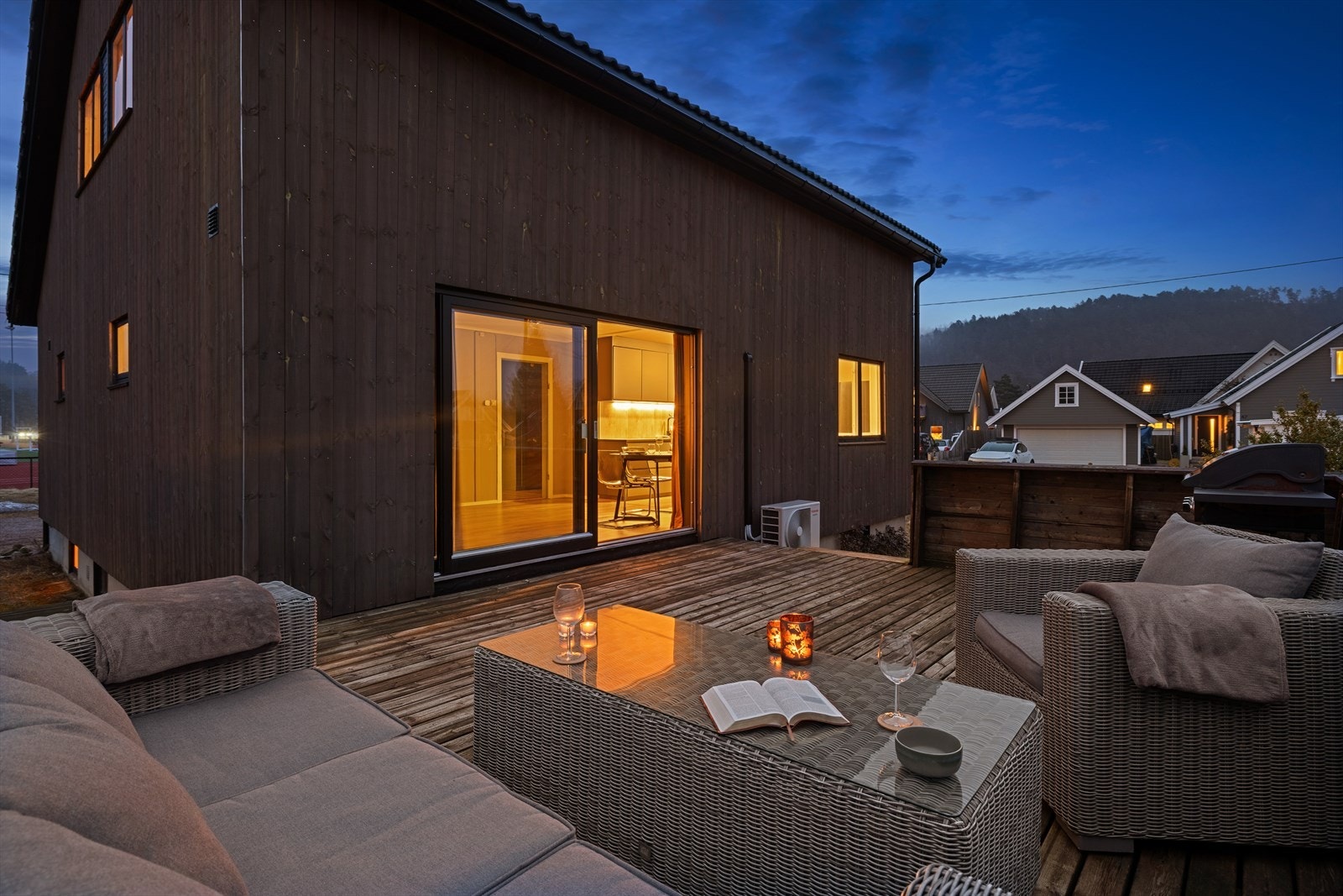 Eiendommen har et romslig uteområde med gode solforhold og en terrasse direkte fra stuen. Galleribilde