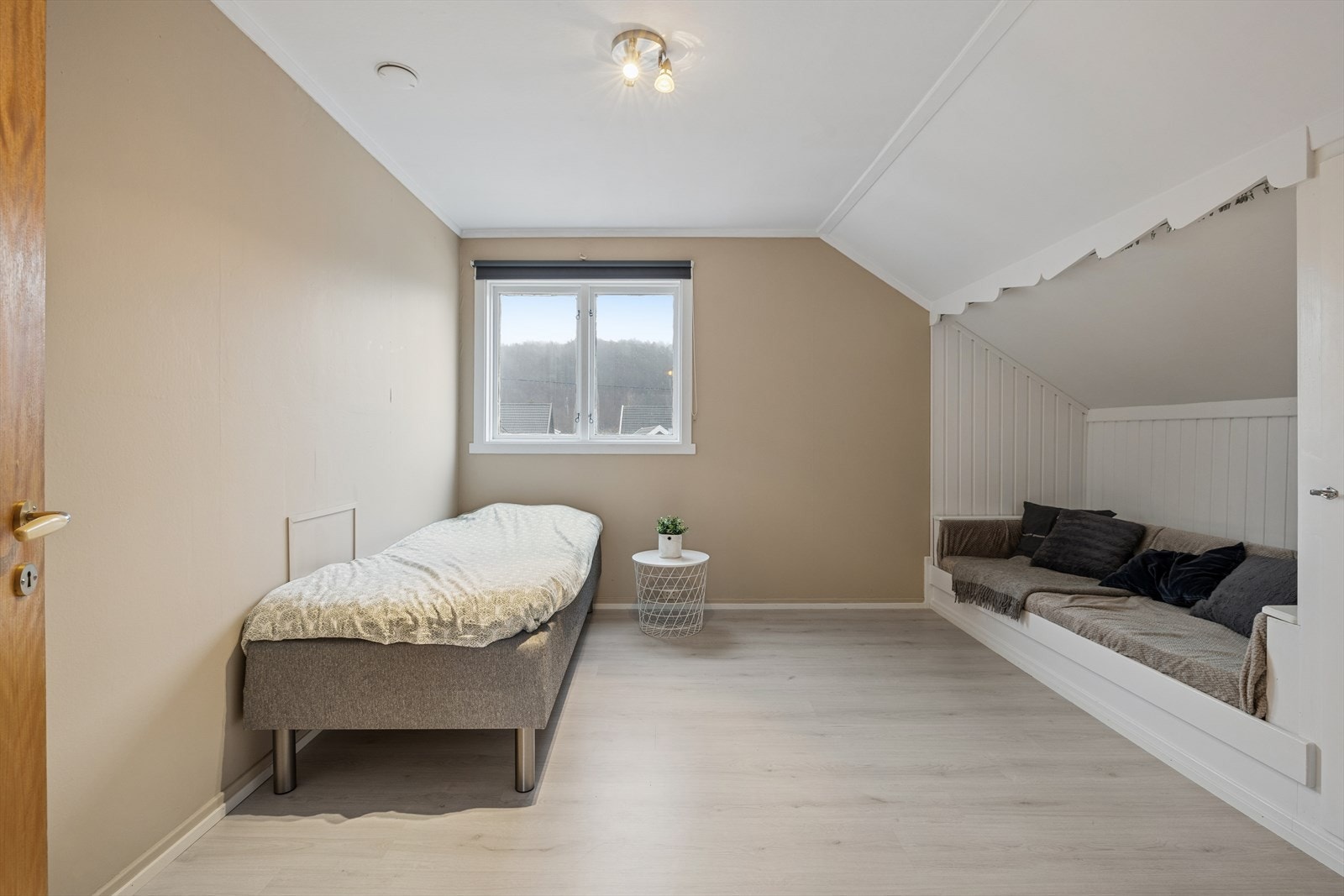 Her er det god plass til møblering, og ett av rommene har et praktisk plassbygget skap. Galleribilde