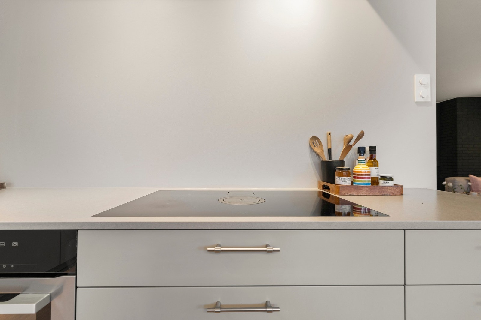 Hvitevarer fra Miele og Liebherr er integrert; platetopp, stekeovn, kjøleskuff, oppvaskmaskin og en kombinert kjøl/frys. Ved kokesonen har kjøkkenet en integrert benkeventilator med kullfilter. Galleribilde