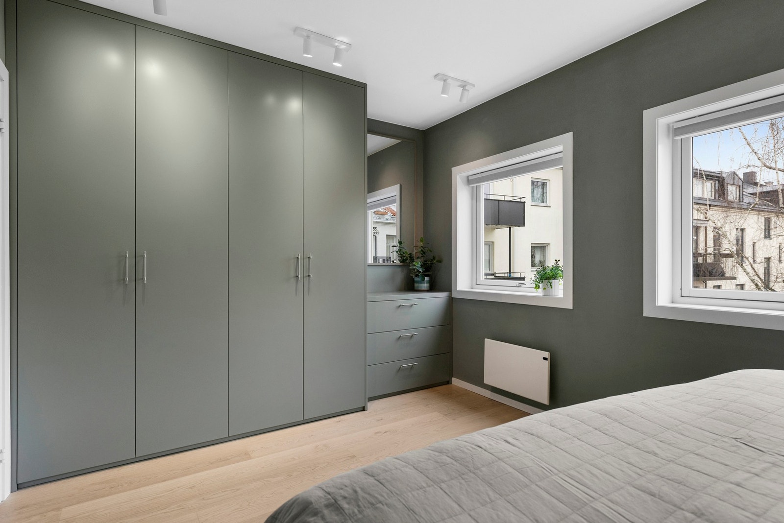 Hovedsoverommet har fint Lysinnslipp, og veggene er holdt i en mørk grønnfarge for en lun og avslappende atmosfære. Galleribilde