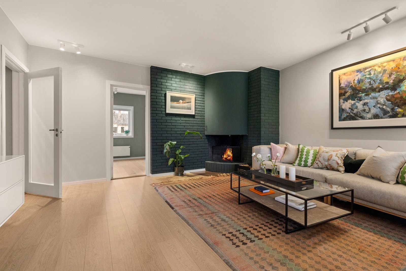 Fra stuen er det en glassdør til gangen. Galleribilde