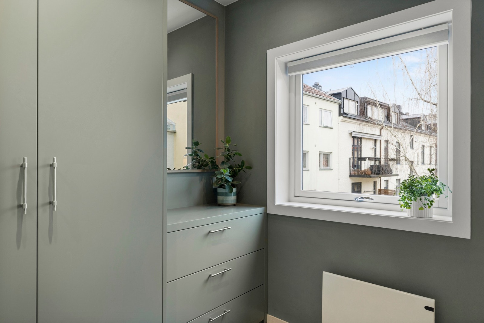 Størrelsen gjør det enkelt å innrede, og langs den ene veggen har rommet mye oppbevaring i plassbygde garderobeskap med fronter malt i samme farge som veggene. Galleribilde