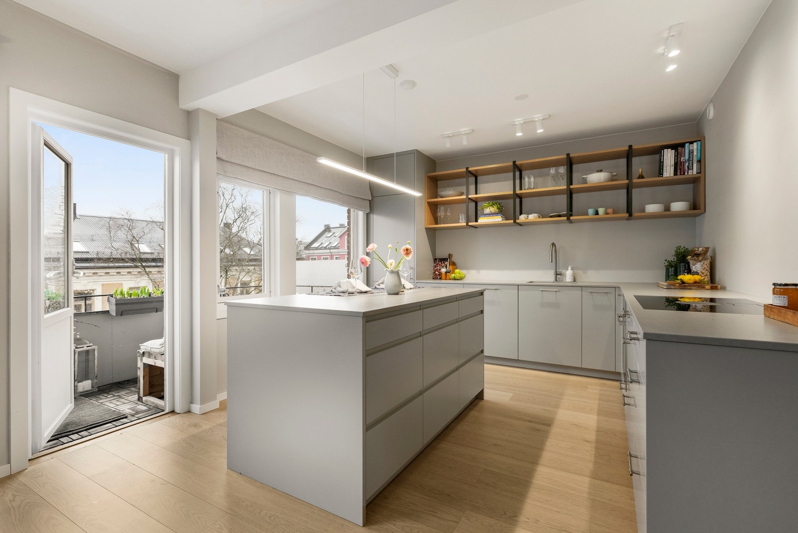 Innredningen er stilren, moderne og plassbygd - levert av Bonaparte Interiør i 2023. Galleribilde