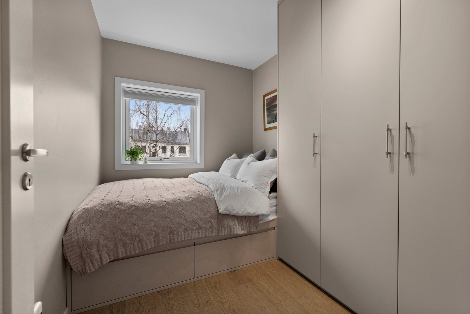 Soverommet er innredet med et plassbygd skap av god størrelse. Skapene ble satt inn i 2022, og gir leiligheten god fleksibilitet når det kommer til oppbevaring. Galleribilde