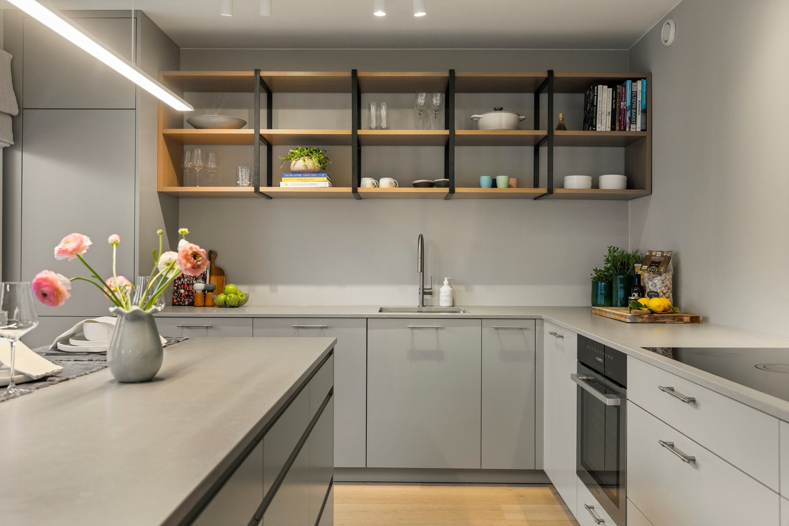 Grå, glatte fronter gir et tidløst preg, og innredningen har oppvaskkum nedfelt i en lekker steinplate fra Nerostein. Galleribilde