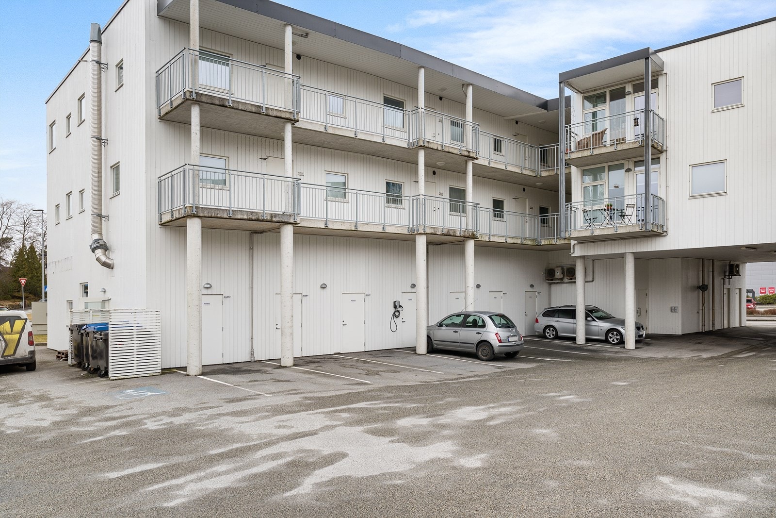 Parkering rett utenfor leilighetsblokken Galleribilde