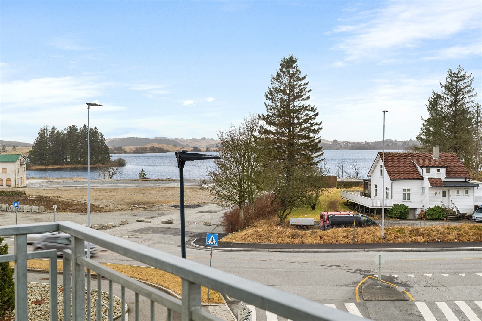 Fra stue er det direkte utgang til en solrik balkong med god utsikt Galleribilde