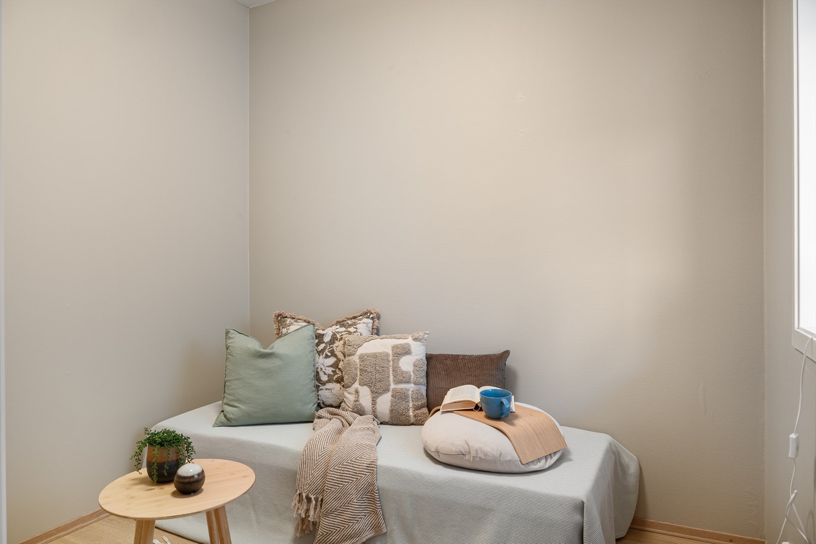 Dette rommet er per i dag innredet som et soverom nummer to. Opprinnelig er rommet byggemeldt som "forstue", og det er i senere tid satt opp en lettvegg mellom forstue og garderobe. Det presiseres at rommet ikke er godkjent som soverom. Galleribilde