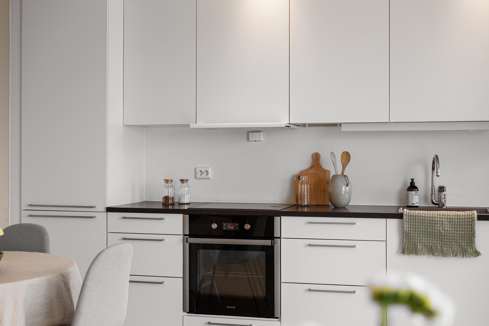 Moderne kjøkken levert av HTH - Integrerte hvitevarer medfølger handel Galleribilde