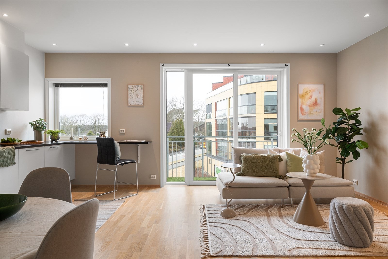 Kristoffer Mohn Kverneland i Eiendomsmegler 1 presenterer Leirfenvegen 3! Fotograf: Kristine Tofte Galleribilde