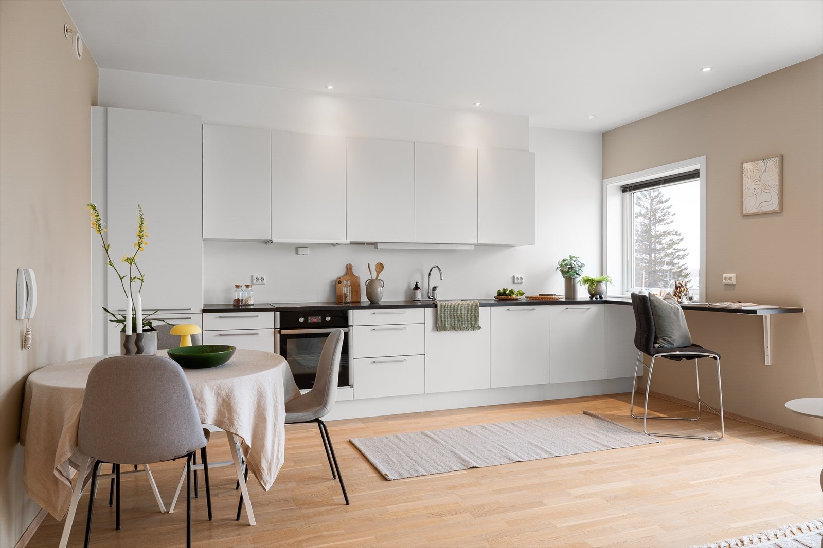 Leiligheten ligger på toppen i 3.etasje og har god takhøyde med lysspotter i tak Galleribilde