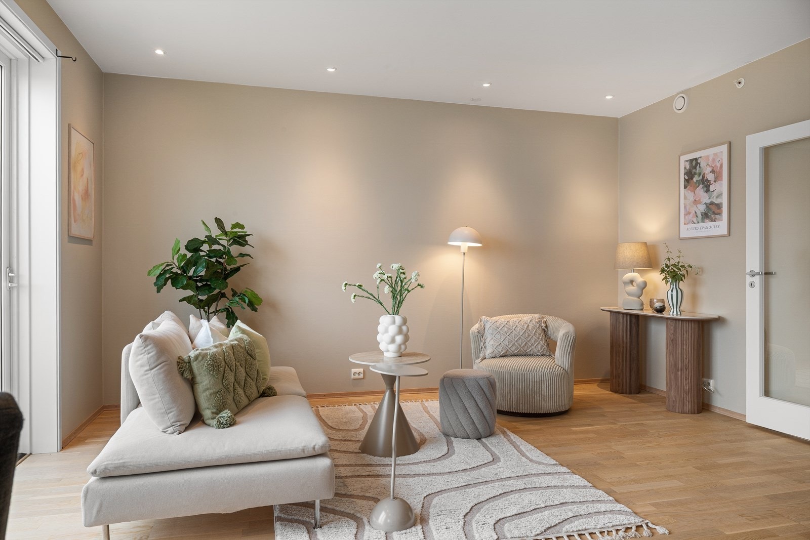 Stue har god plass til sofagruppe og øvrig møblering Galleribilde