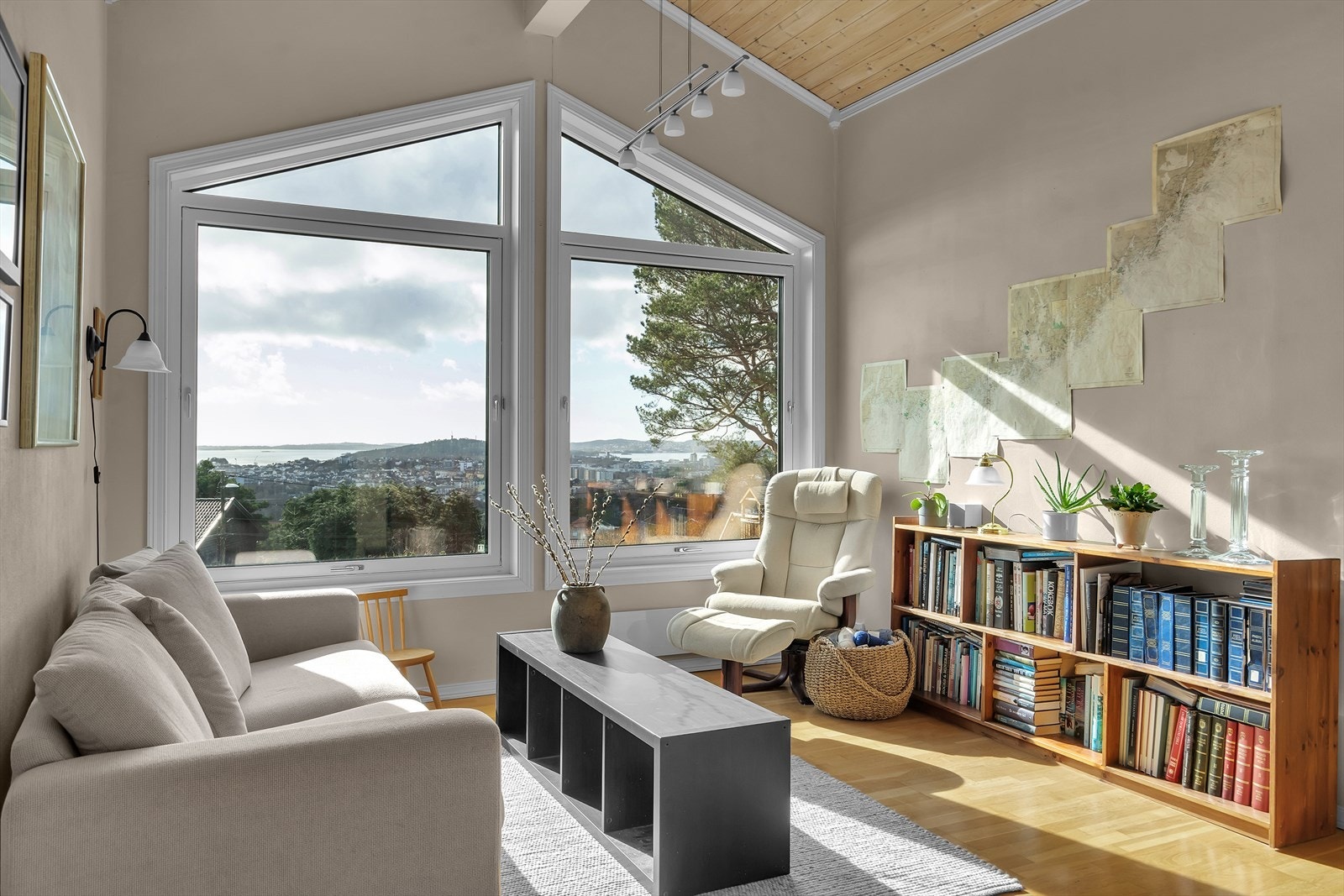 I 2. etasje, som ble påbygget i 2005, møtes du først av en lys og luftig loftstue Galleribilde